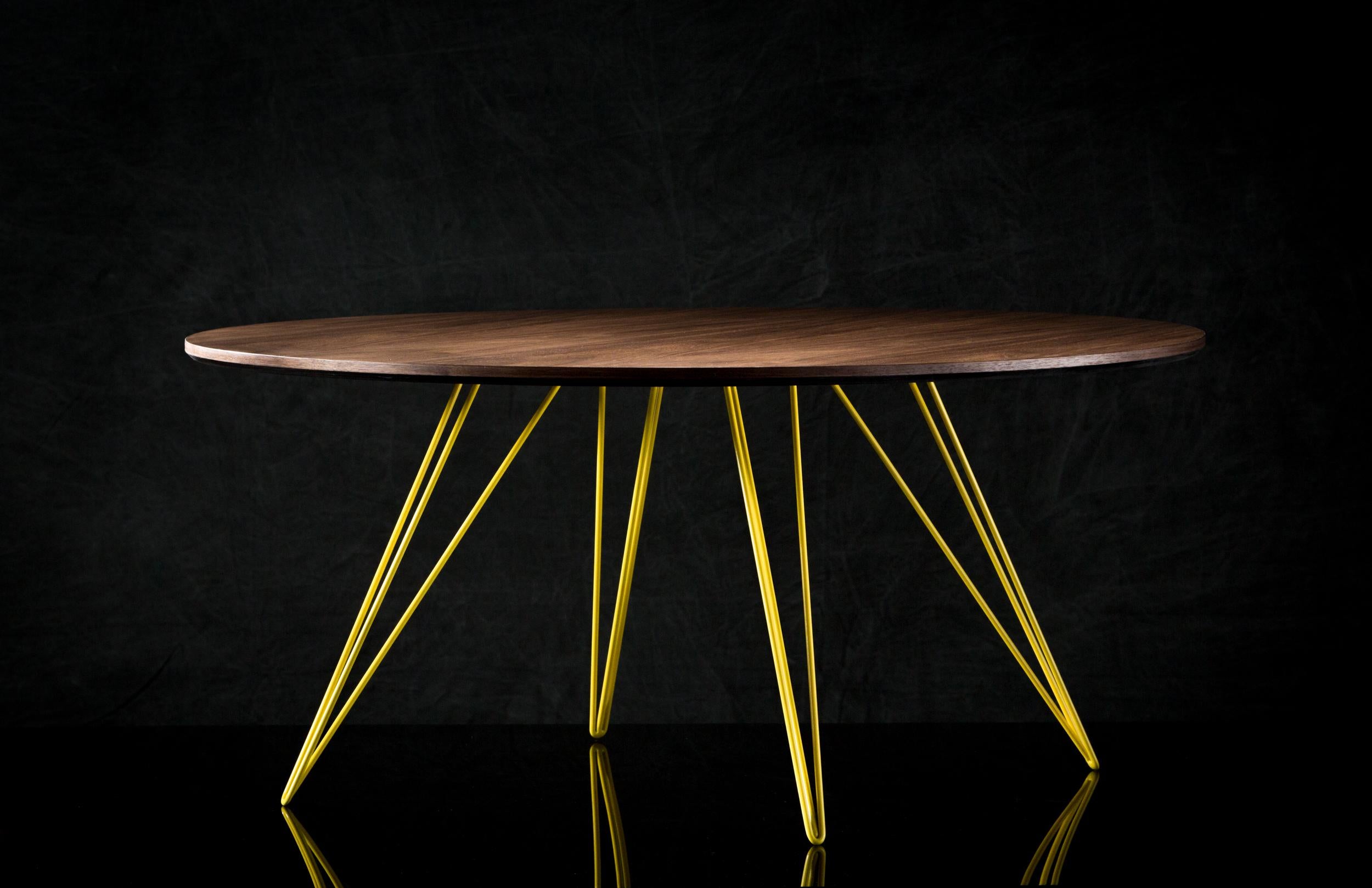 Une table fine, élégante et légère qui peut être personnalisée selon la forme, la taille et la couleur souhaitées. Cet article fabriqué à la main allie parfaitement des pieds industriels en épingle à cheveux à un plateau en bois biseauté. La beauté