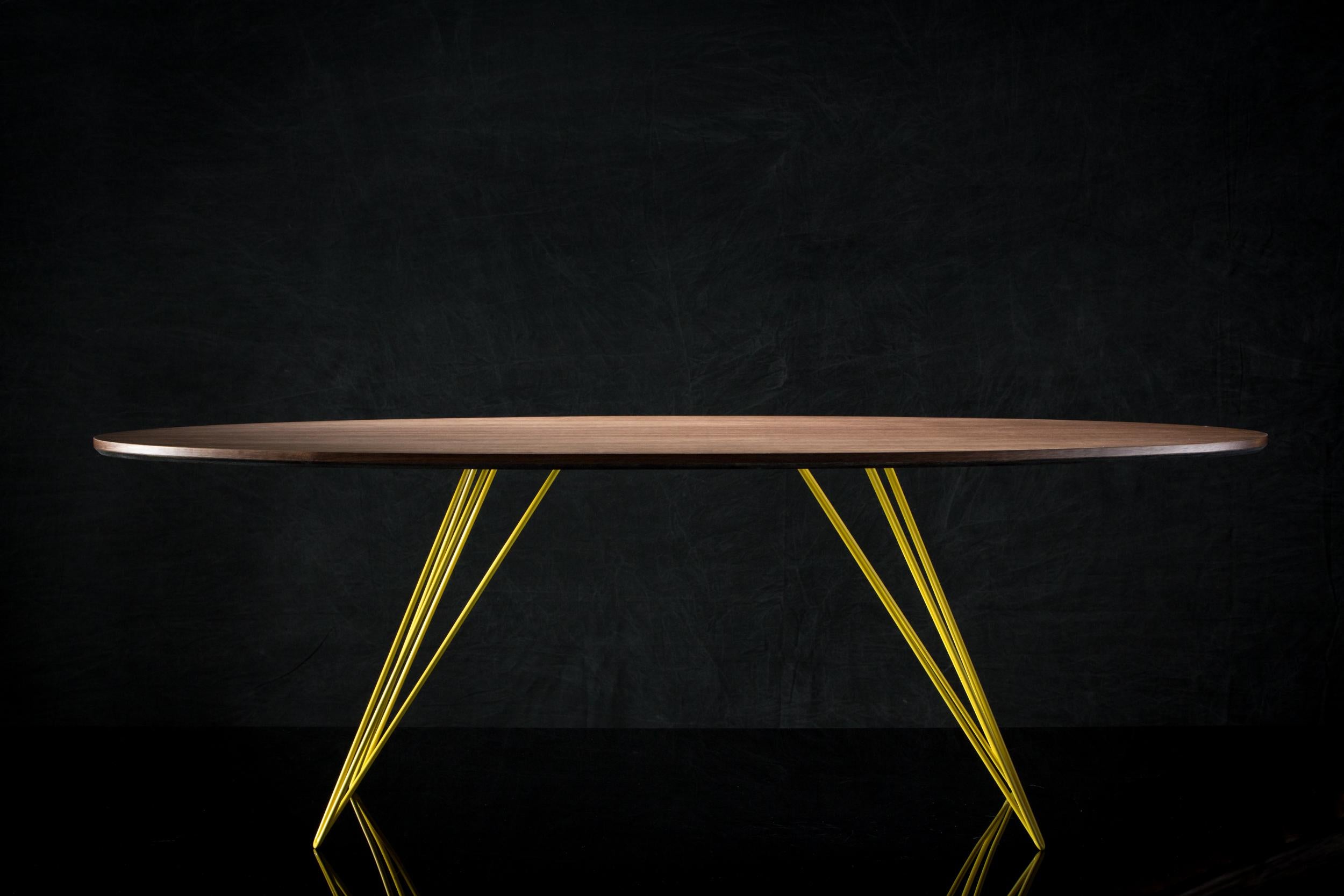 Une table fine, élégante et légère qui peut être personnalisée selon la forme, la taille et la couleur souhaitées. Cet article fabriqué à la main allie parfaitement des pieds industriels en épingle à cheveux à un plateau en bois biseauté. La beauté