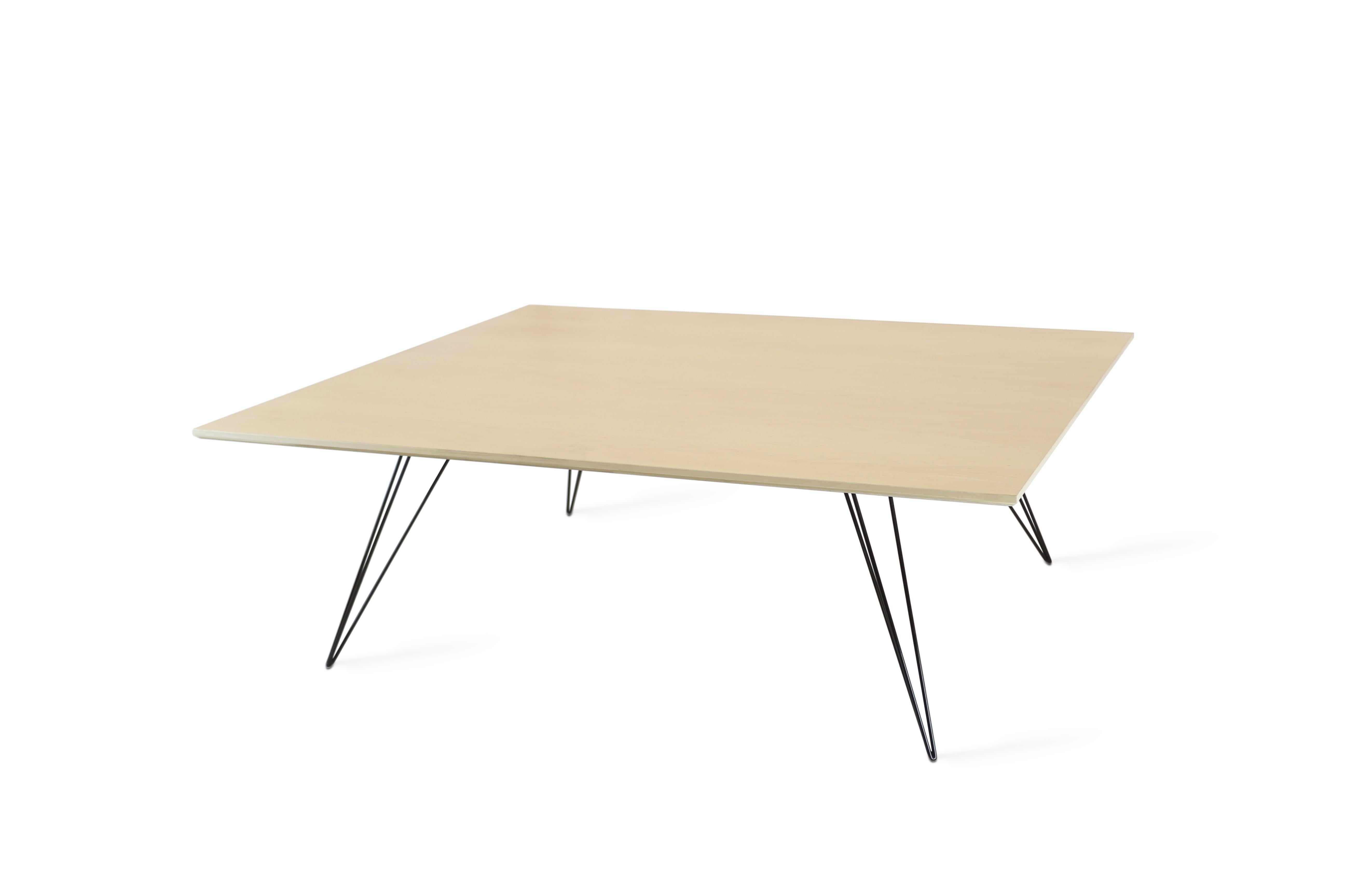 Ein schlanker, eleganter und leichter Tisch, der in Form, Größe und Farbe individuell angepasst werden kann. Dieses handgefertigte Möbelstück ist eine perfekte Kombination aus industriellen Haarnadelbeinen und einer abgeschrägten Holzplatte. Die