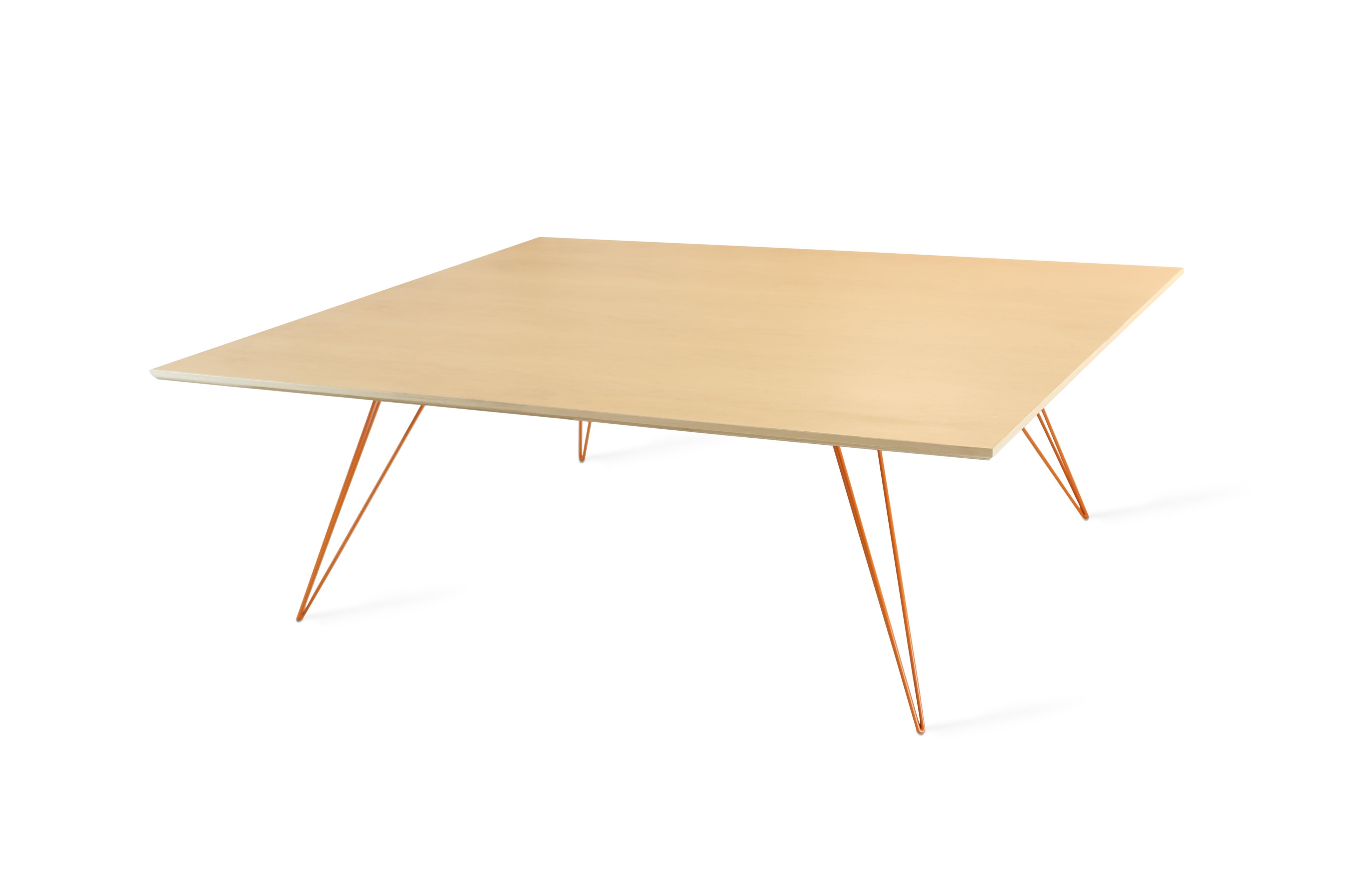 Ein schlanker, eleganter und leichter Tisch, der in Form, Größe und Farbe beliebig angepasst werden kann. Dieses handgefertigte Möbelstück kombiniert perfekt industrielle Haarnadelbeine mit einer abgeschrägten Holzplatte. Die unregelmäßige Schönheit