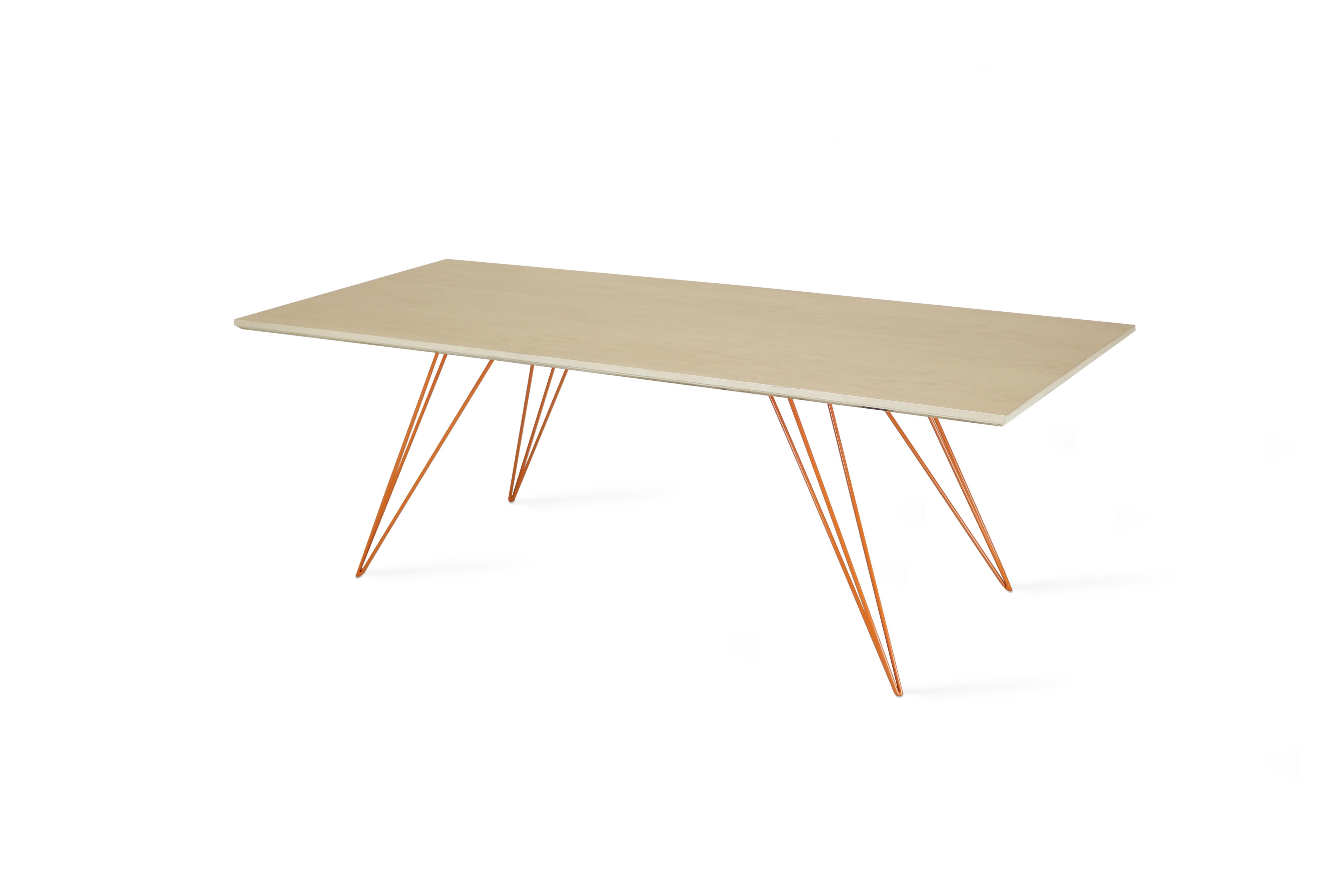 Un tavolo sottile, elegante e leggero che può essere personalizzato in qualsiasi forma, dimensione e colore desiderato. Questo articolo artigianale combina perfettamente le gambe a forcina industriali con un piano in legno smussato. La bellezza
