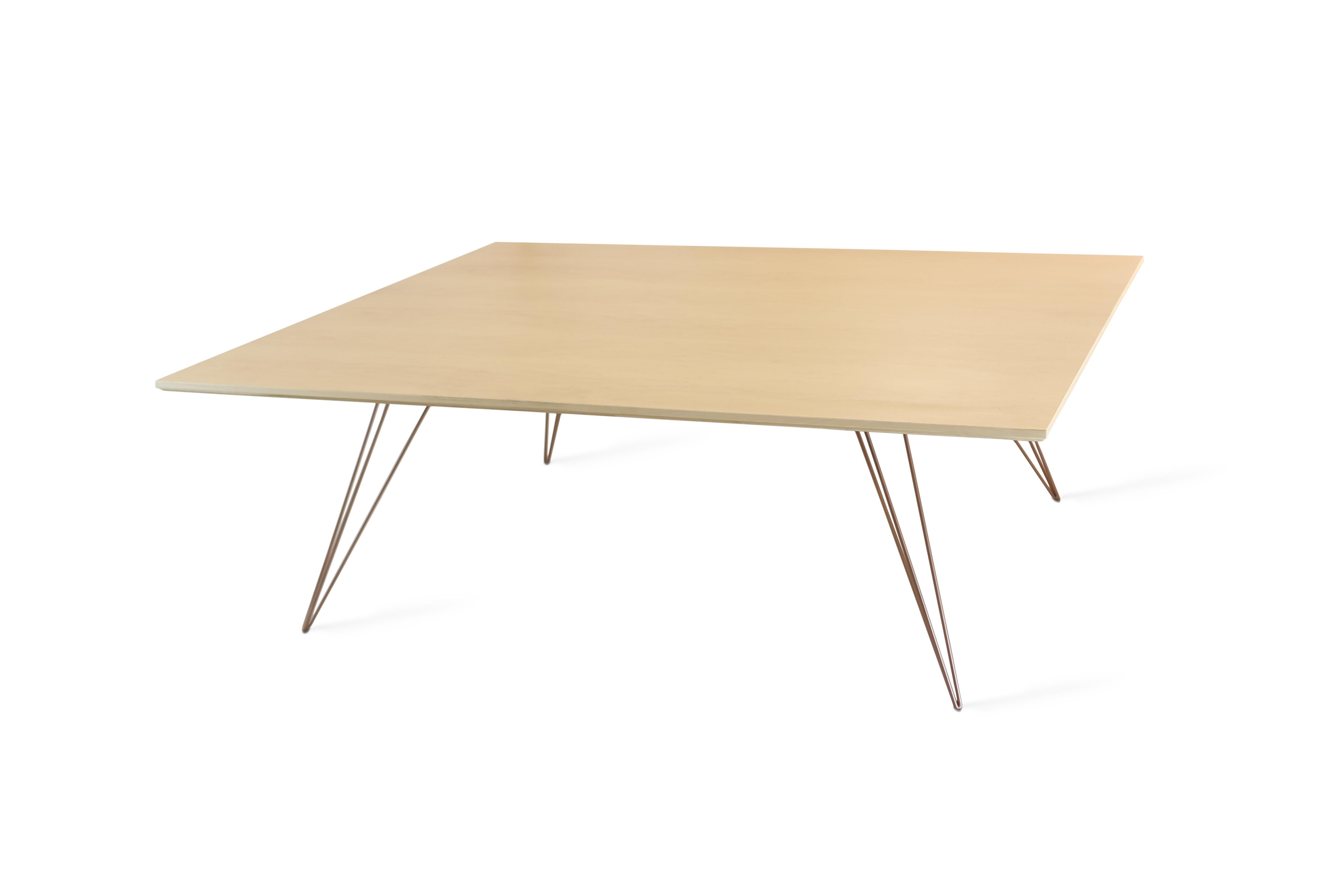 Ein schlanker, eleganter und leichter Tisch, der in Form, Größe und Farbe individuell angepasst werden kann. Dieses handgefertigte Möbelstück kombiniert perfekt industrielle Haarnadelbeine mit einer abgeschrägten Holzplatte. Die unregelmäßige
