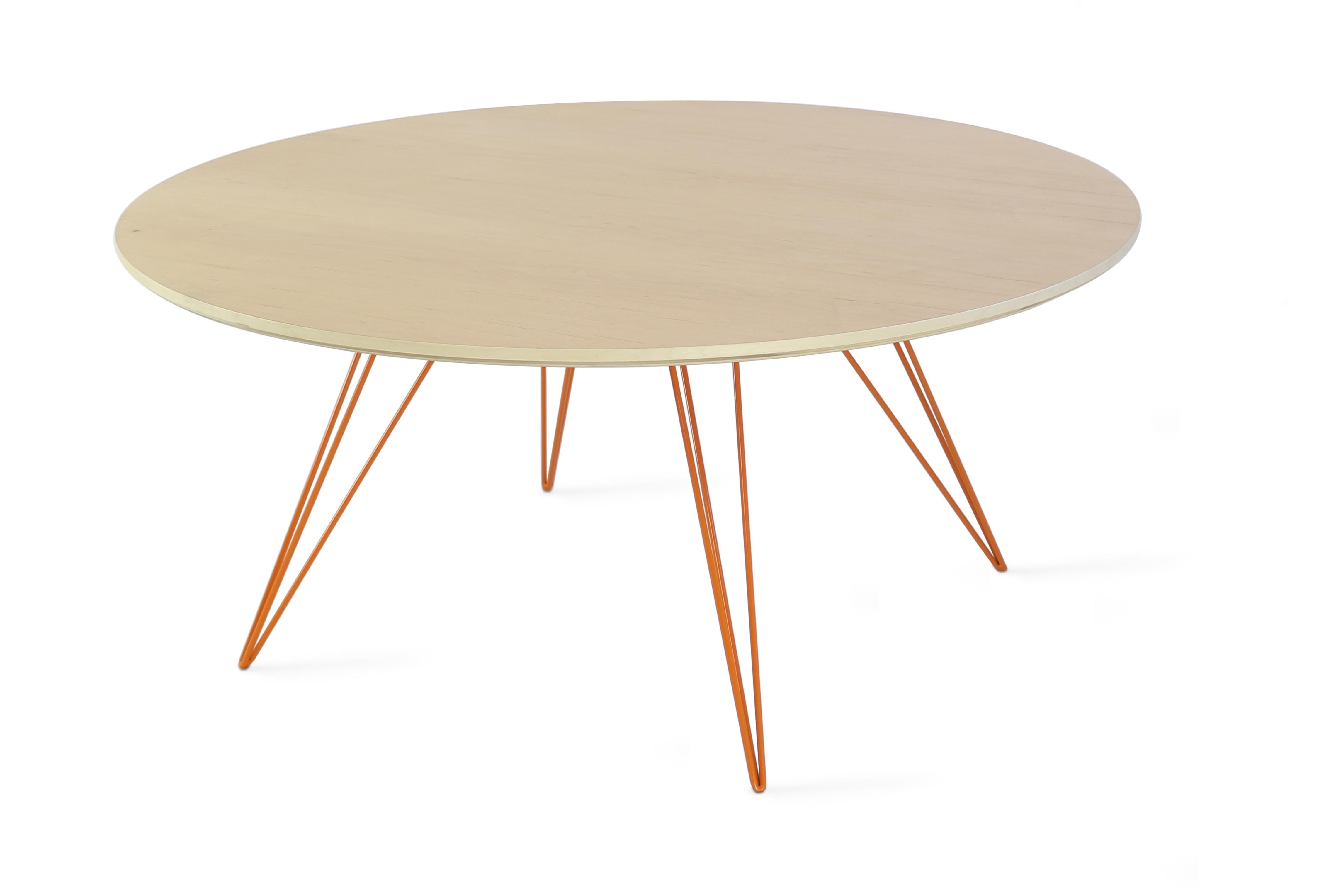 Une table fine, élégante et légère qui peut être personnalisée selon la forme, la taille et la couleur souhaitées. Cet article fabriqué à la main allie parfaitement des pieds industriels en épingle à cheveux à un plateau en bois biseauté. La beauté