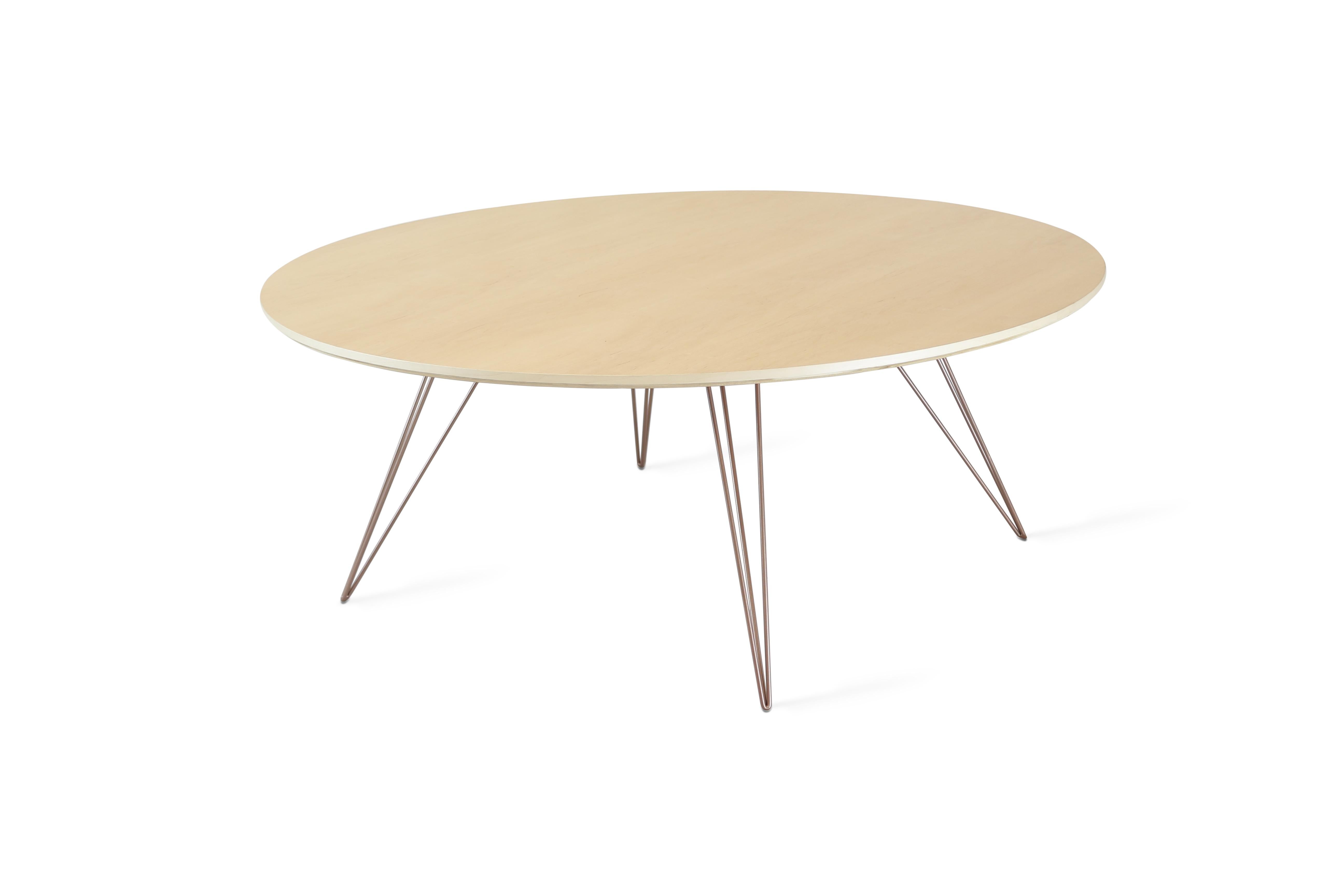 Ein schlanker, eleganter und leichter Tisch, der in Form, Größe und Farbe individuell angepasst werden kann. Dieses handgefertigte Möbelstück ist eine perfekte Kombination aus industriellen Haarnadelbeinen und einer abgeschrägten Holzplatte. Die