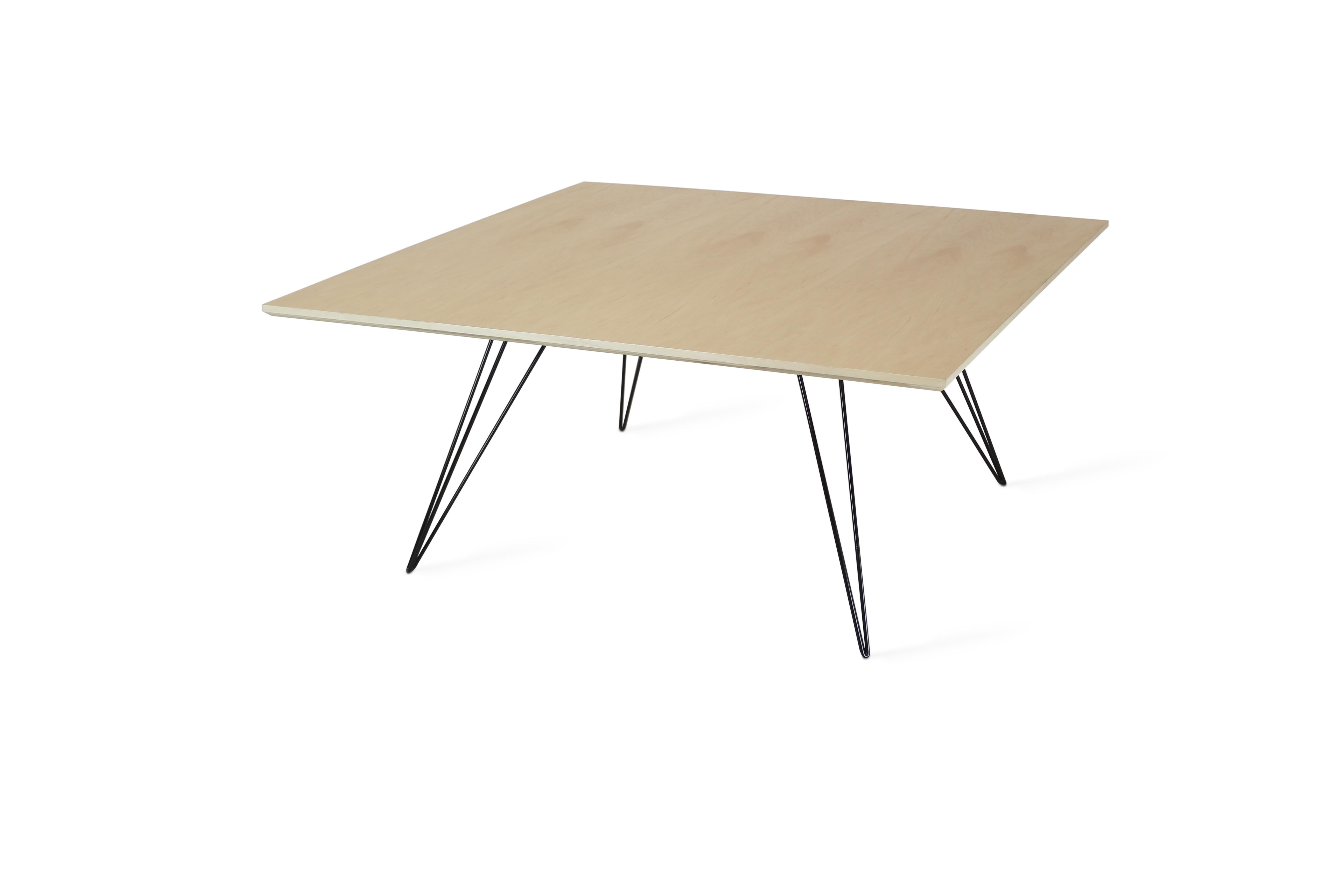 Ein schlanker, eleganter und leichter Tisch, der in Form, Größe und Farbe beliebig angepasst werden kann. Dieses handgefertigte Möbelstück ist eine perfekte Kombination aus industriellen Haarnadelbeinen und einer abgeschrägten Holzplatte. Die