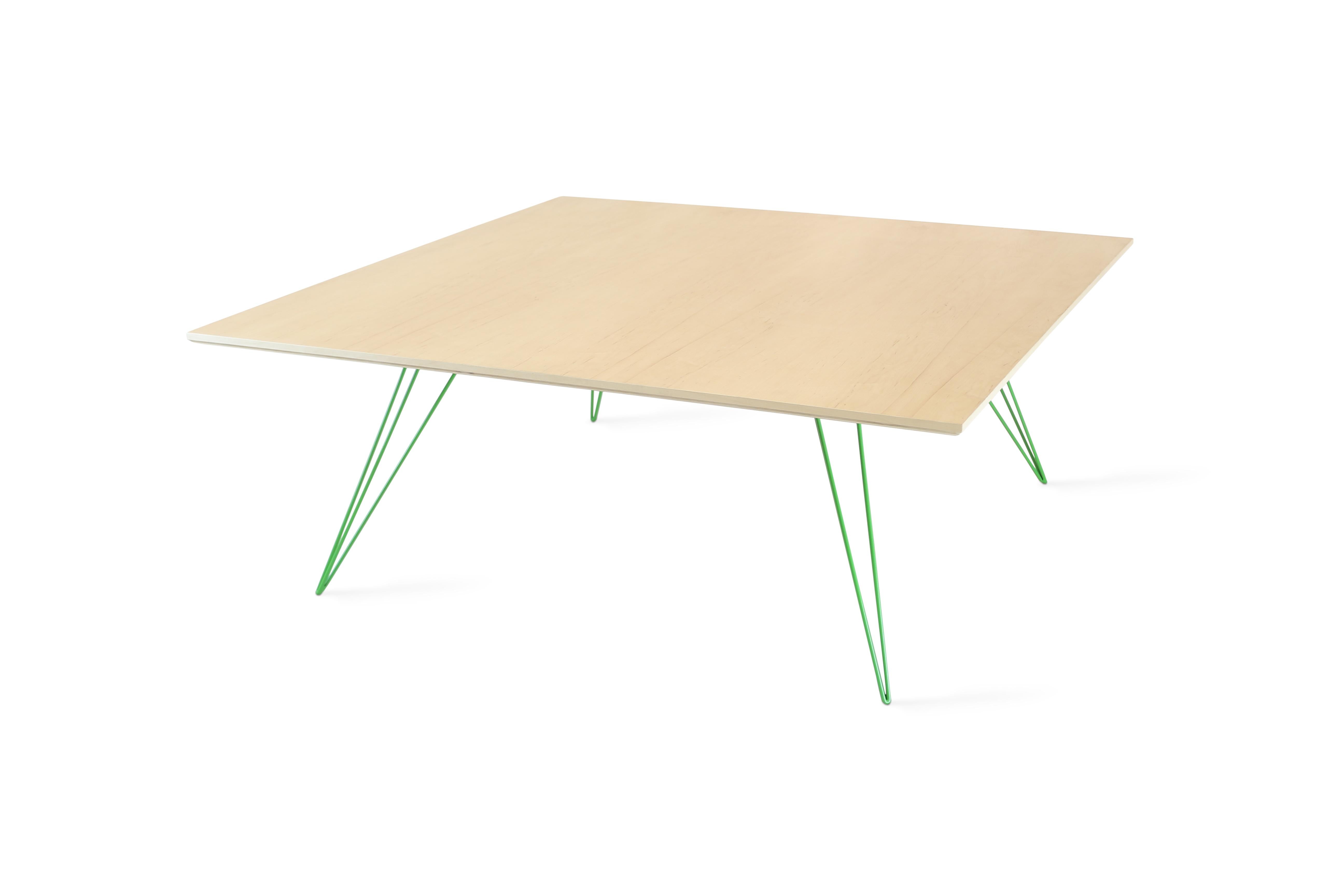 Un tavolo sottile, elegante e leggero che può essere personalizzato in qualsiasi forma, dimensione e colore desiderato. Questo articolo artigianale combina perfettamente le gambe a forcina industriali con un piano in legno smussato. La bellezza
