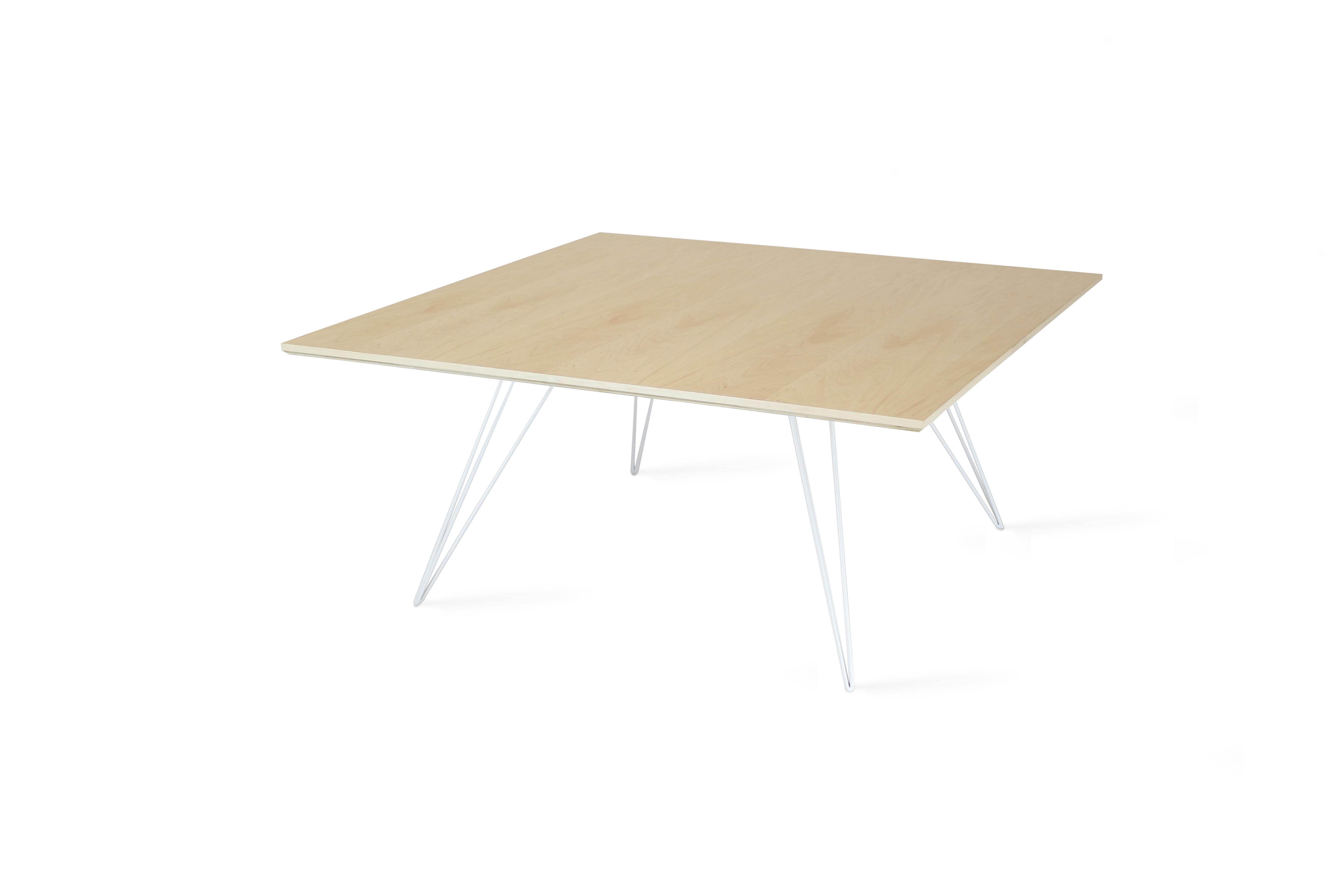 Ein schlanker, eleganter und leichter Tisch, der in Form, Größe und Farbe beliebig angepasst werden kann. Dieses handgefertigte Möbelstück kombiniert perfekt industrielle Haarnadelbeine mit einer abgeschrägten Holzplatte. Die unregelmäßige Schönheit