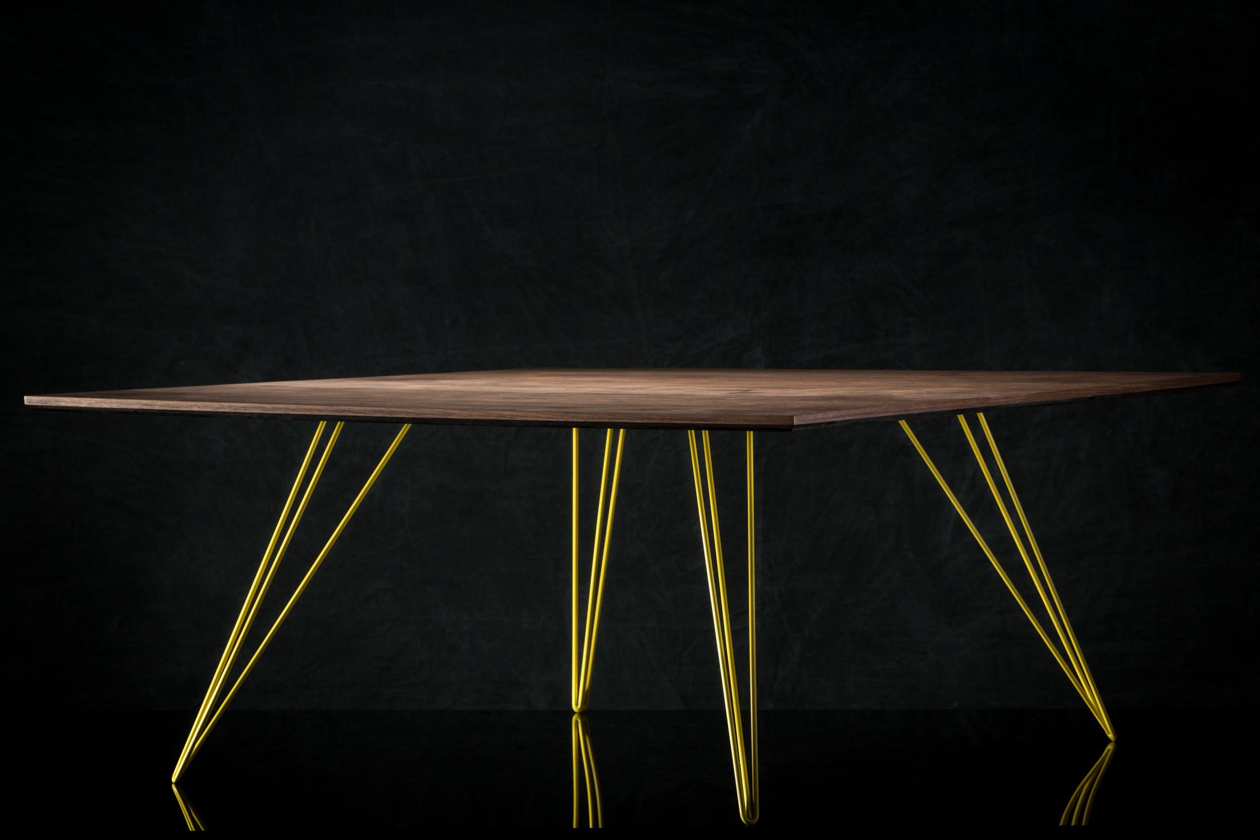 Scandinave moderne Table basse carrée en noyer jaune à épingle à cheveux Williams en vente