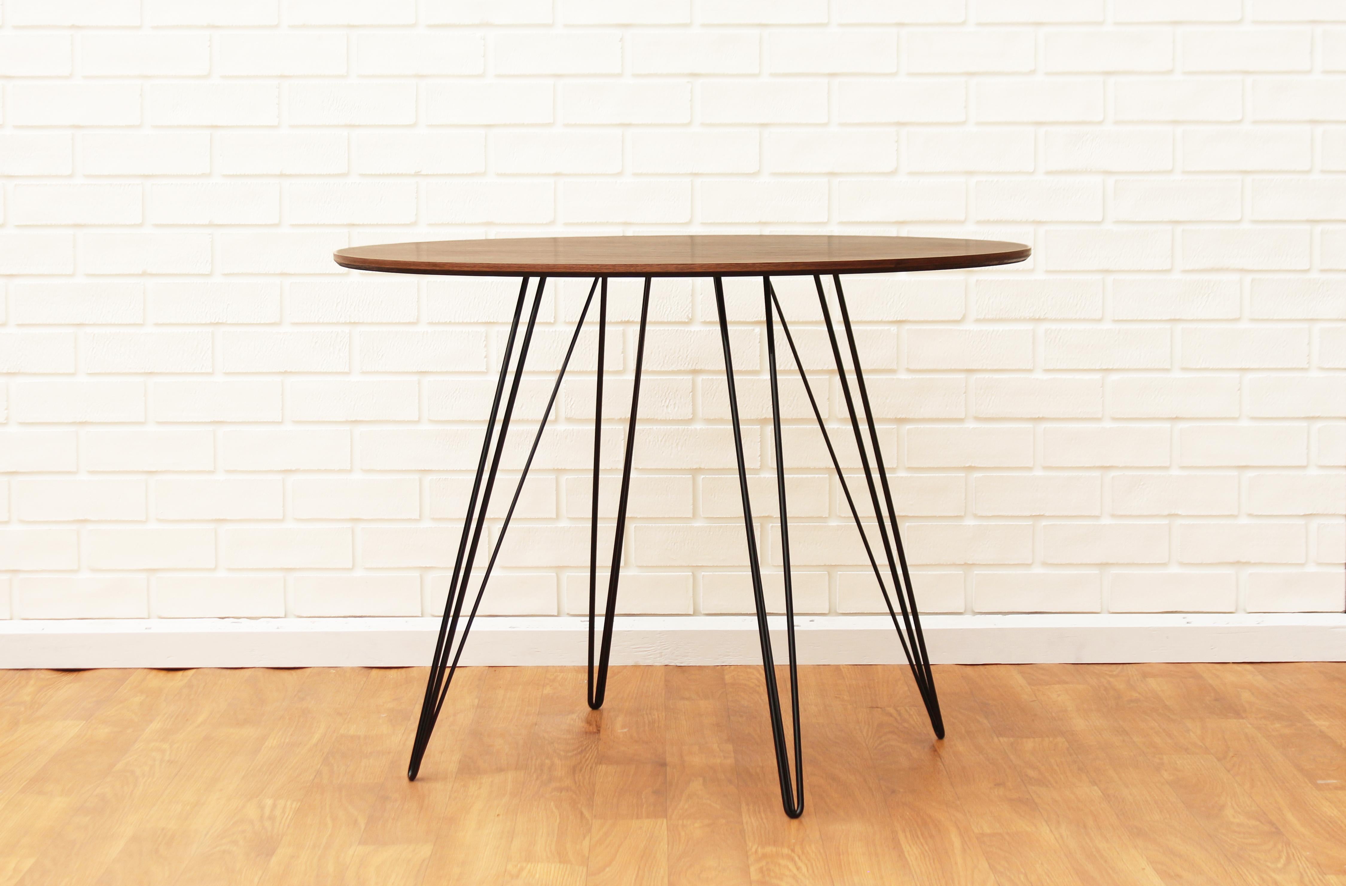 Ein schlanker, eleganter und leichter Tisch, der in Form, Größe und Farbe individuell angepasst werden kann. Dieses handgefertigte Möbelstück kombiniert perfekt industrielle Haarnadelbeine mit einer abgeschrägten Holzplatte. Die unregelmäßige