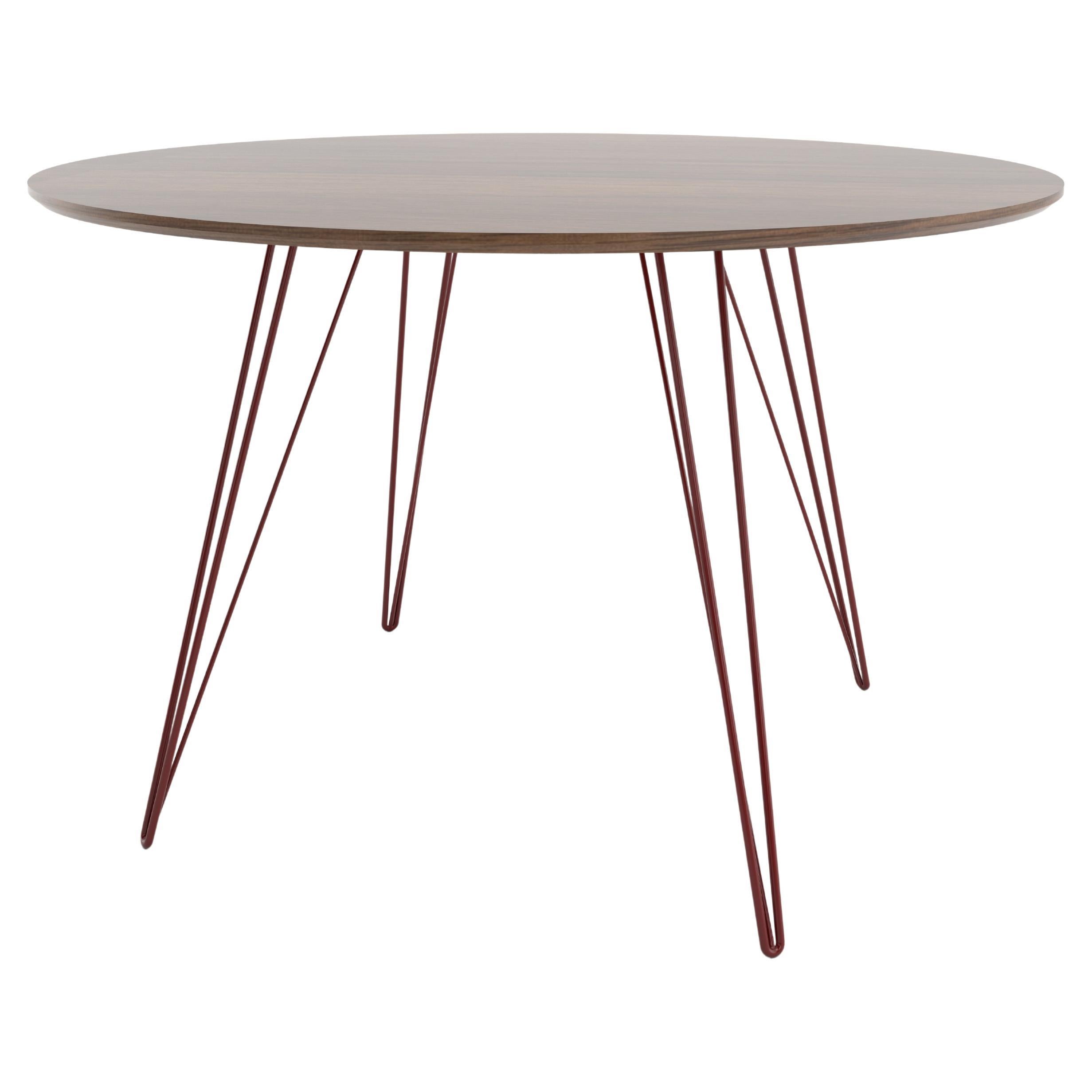 Williams Haarnadel-Esstisch, ovaler Tisch, Nussbaum, Blutrot