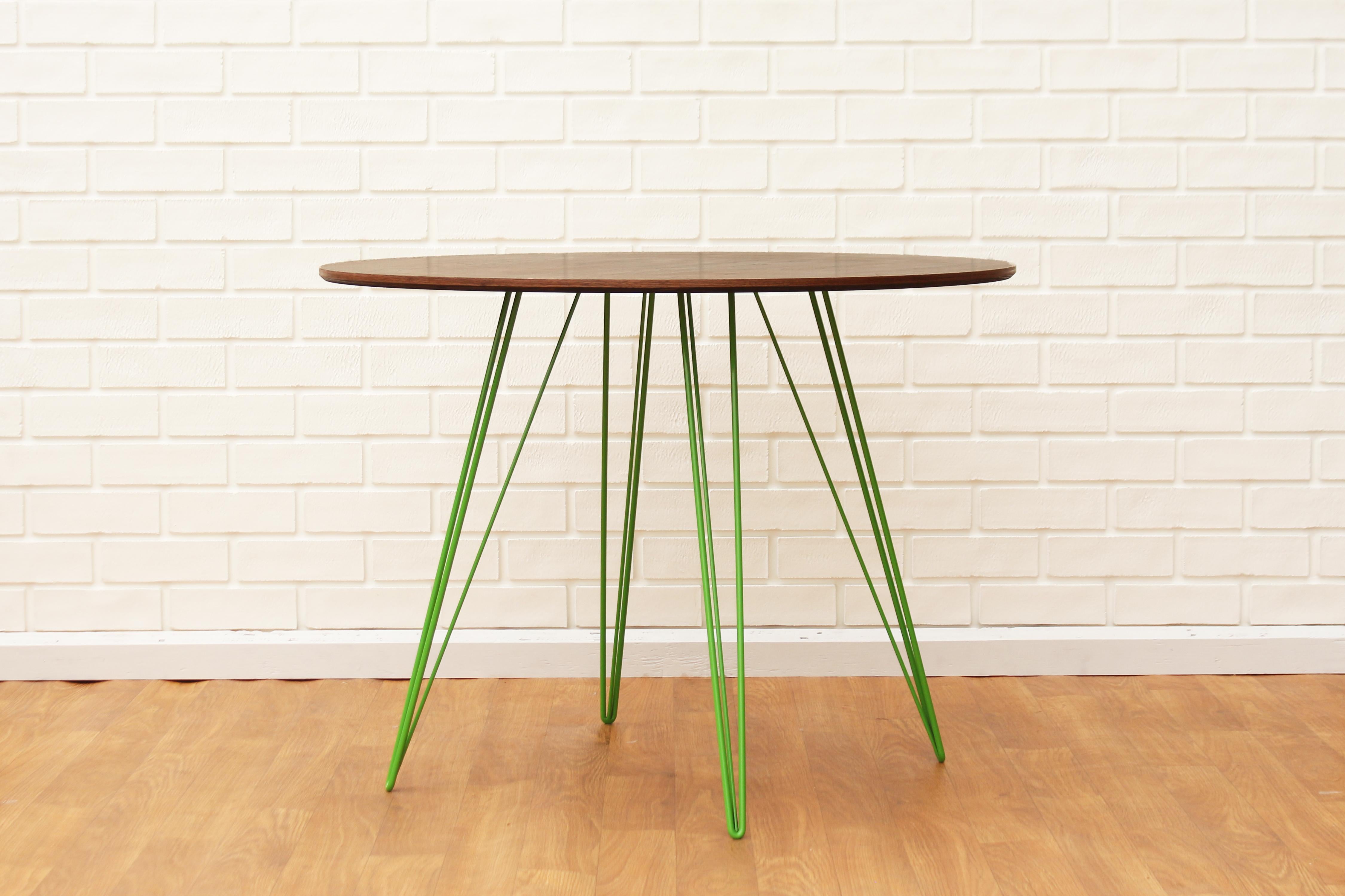 Une table fine, élégante et légère qui peut être personnalisée selon la forme, la taille et la couleur souhaitées. Cet article fabriqué à la main allie parfaitement des pieds industriels en épingle à cheveux à un plateau en bois biseauté. La beauté