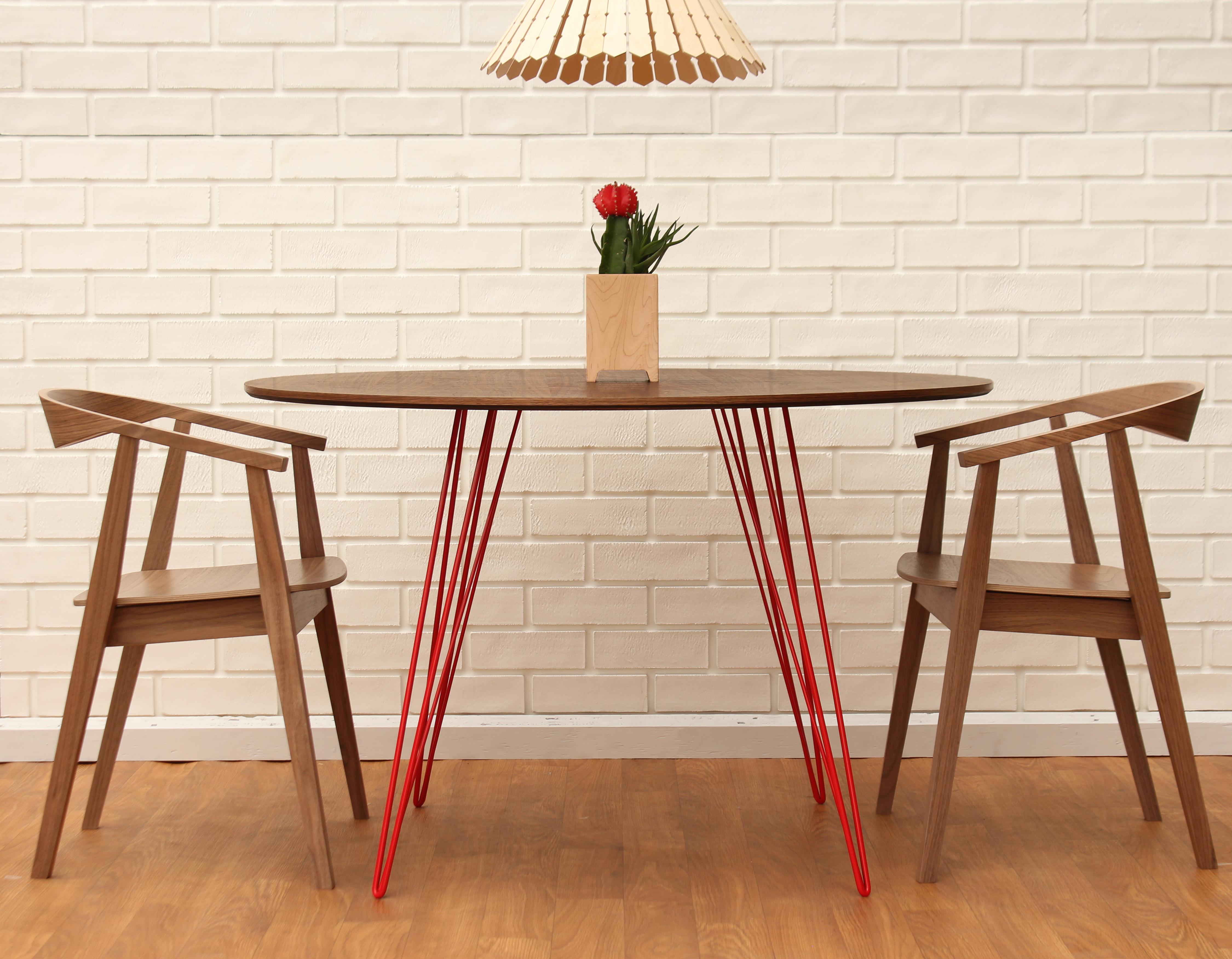 Ein schlanker, eleganter und leichter Tisch, der in Form, Größe und Farbe individuell angepasst werden kann. Dieses handgefertigte Möbelstück kombiniert perfekt industrielle Haarnadelbeine mit einer abgeschrägten Holzplatte. Die unregelmäßige