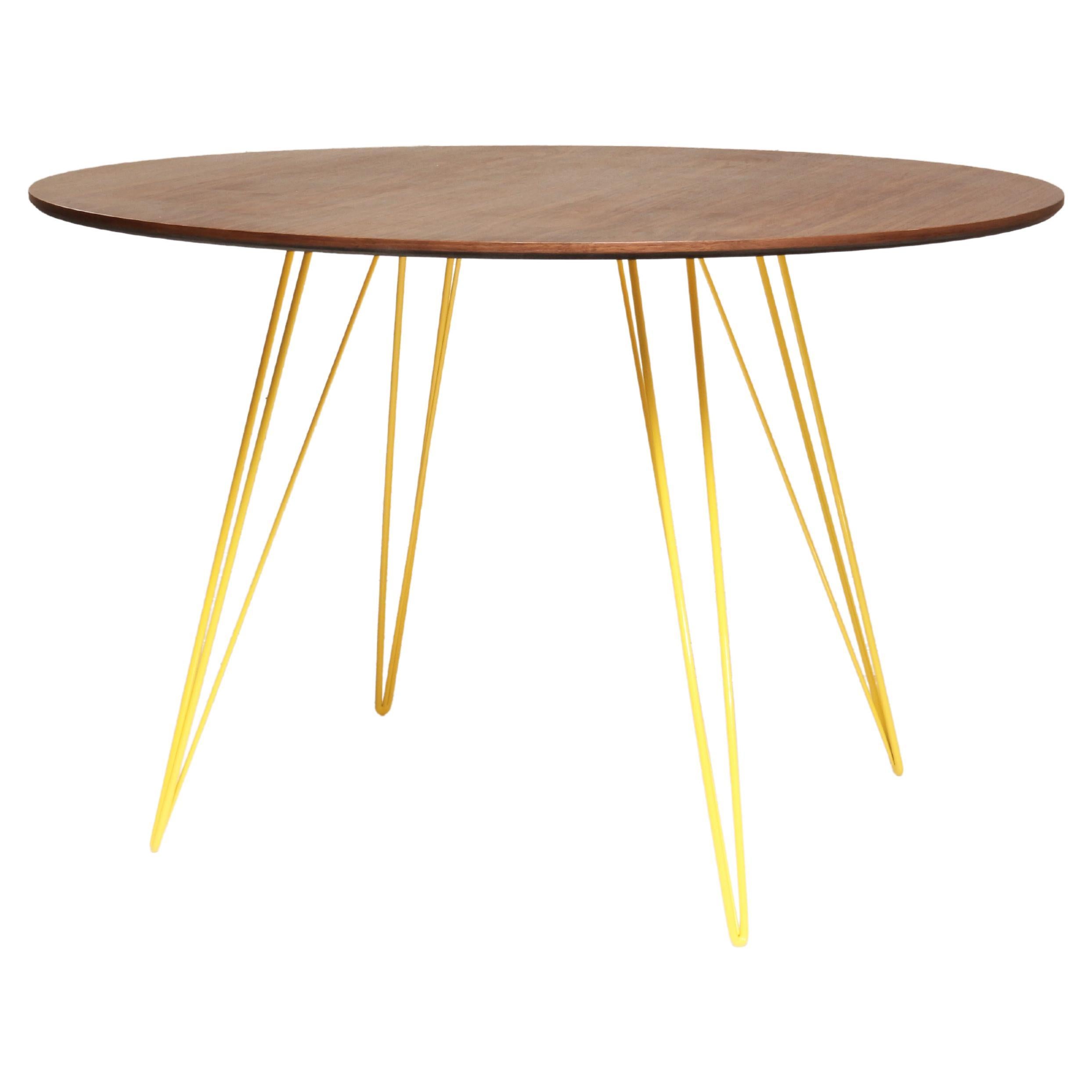 Table ovale de salle à manger à épingle à cheveux Williams en noyer jaune