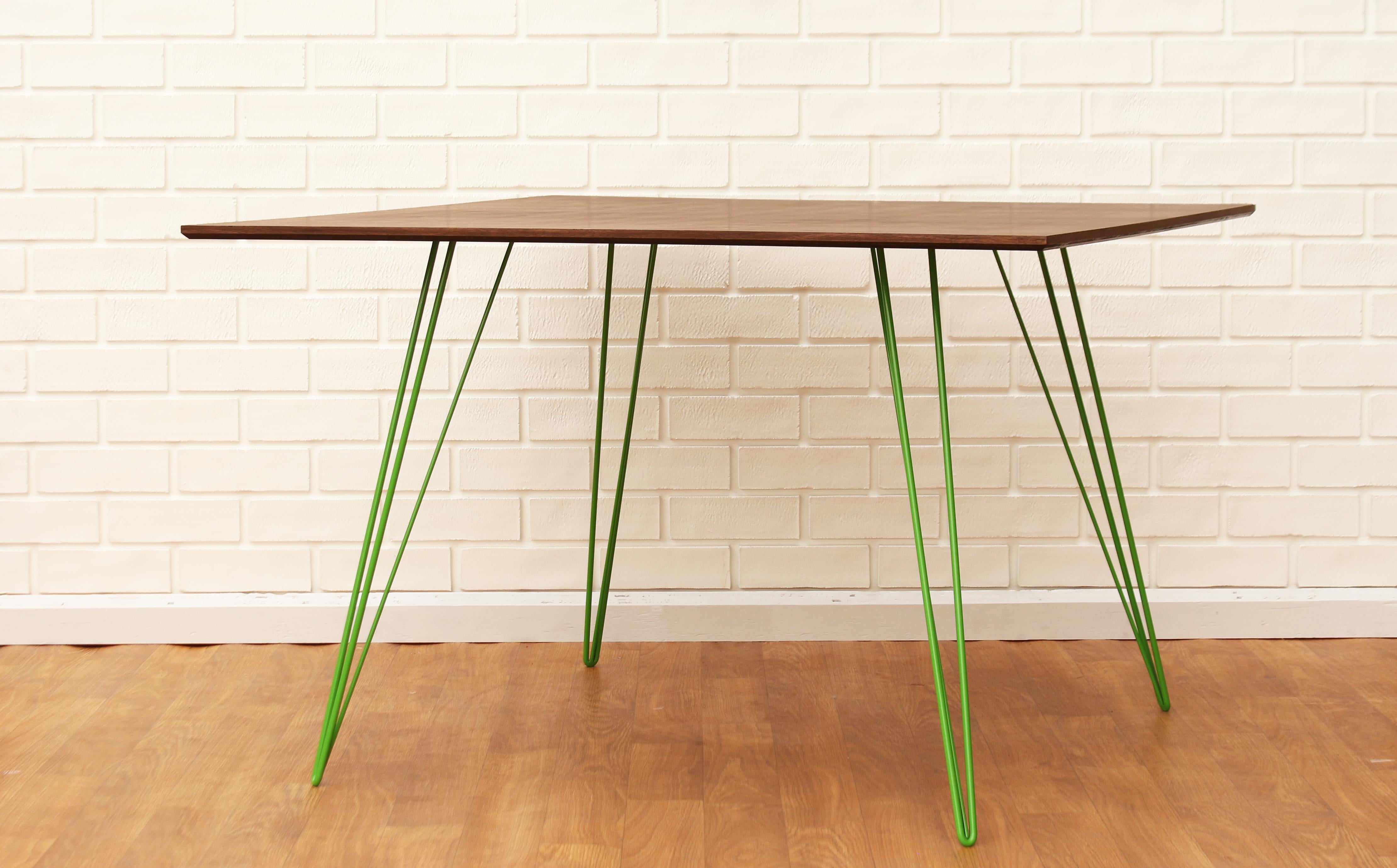 Une table fine, élégante et légère qui peut être personnalisée selon la forme, la taille et la couleur souhaitées. Cet article fabriqué à la main allie parfaitement des pieds industriels en épingle à cheveux à un plateau en bois biseauté. La beauté