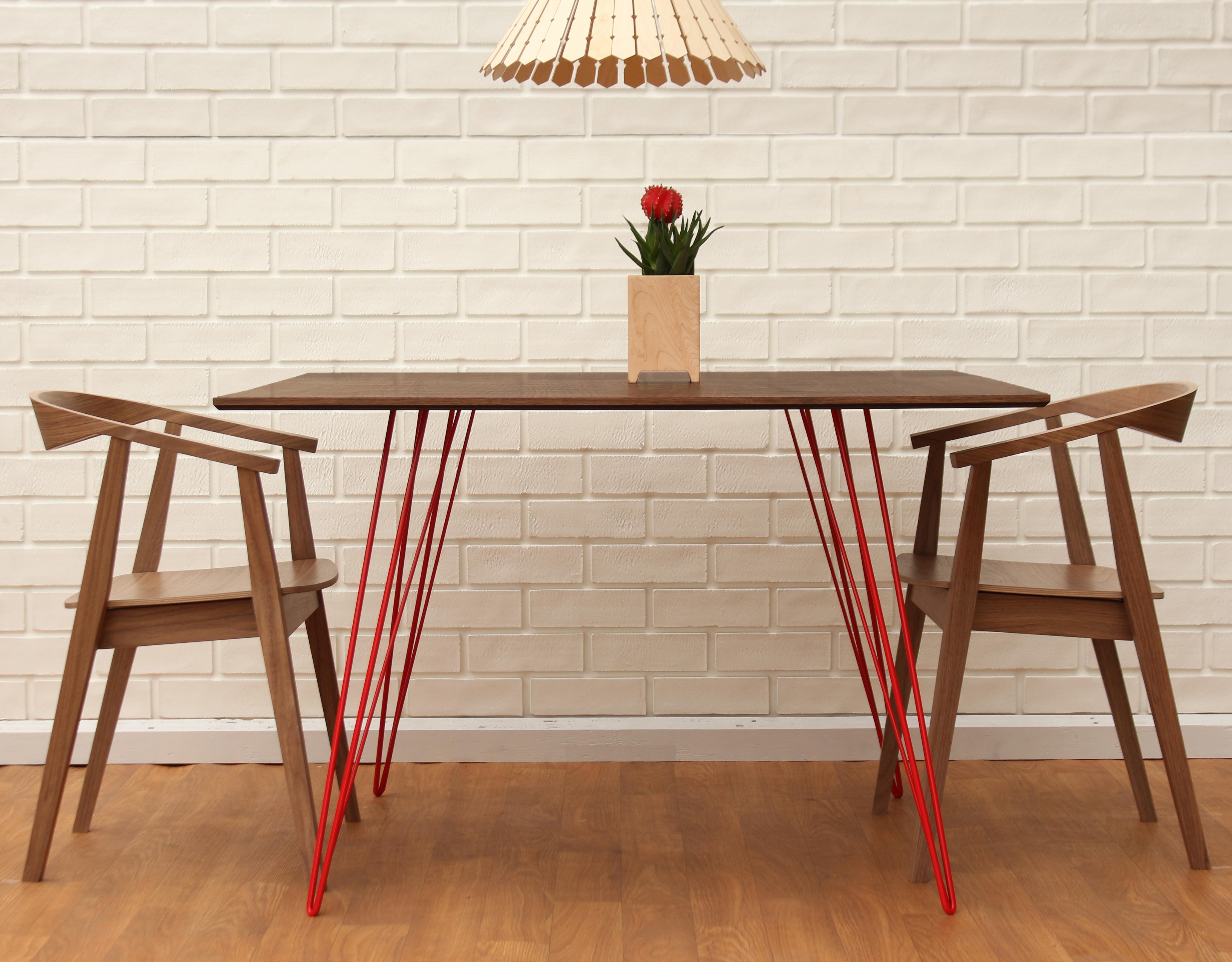 Moderne Table rectangulaire de salle à manger Williams en épingle à cheveux rouge noyer en vente