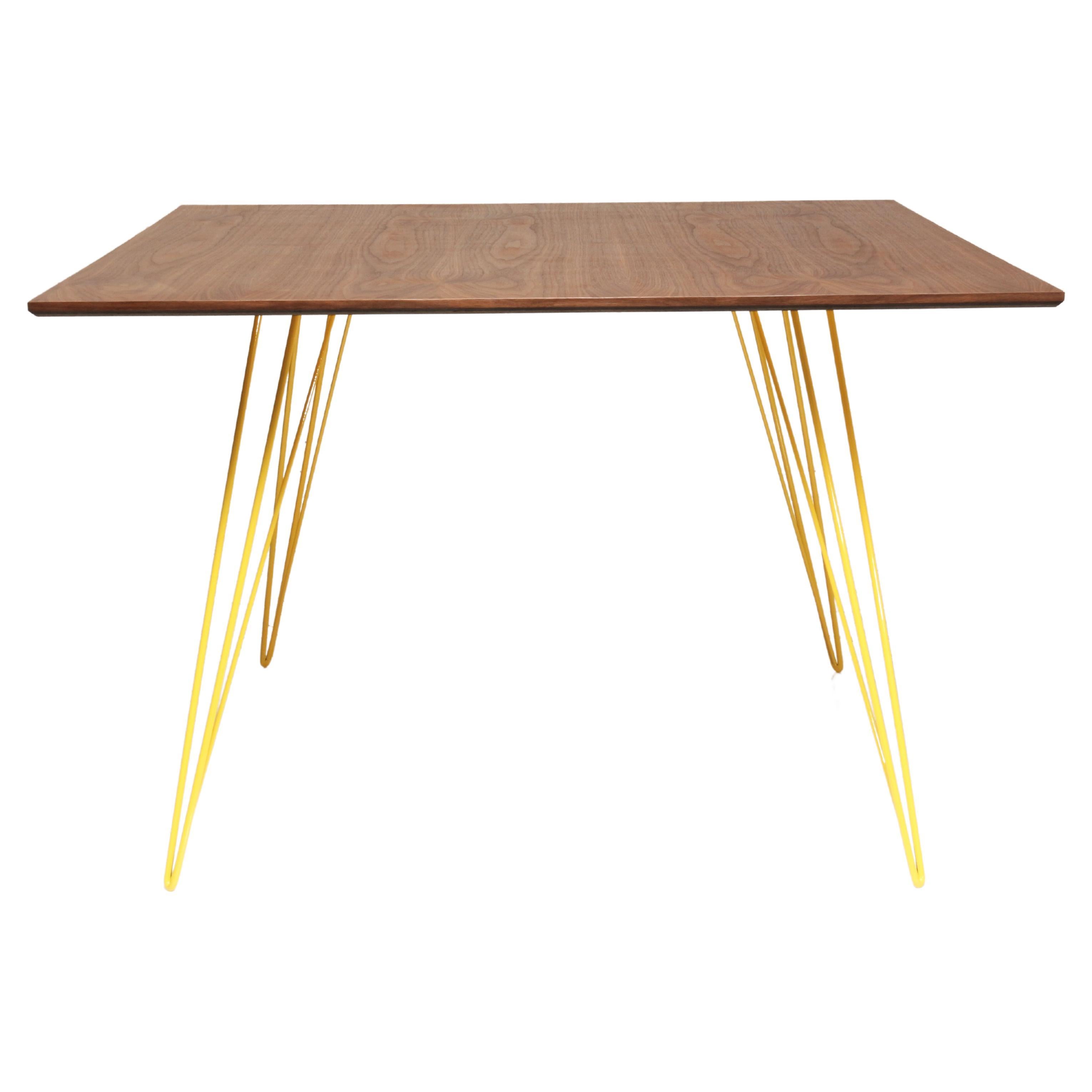 Table rectangulaire de salle à manger à épingle à cheveux Williams en noyer jaune en vente