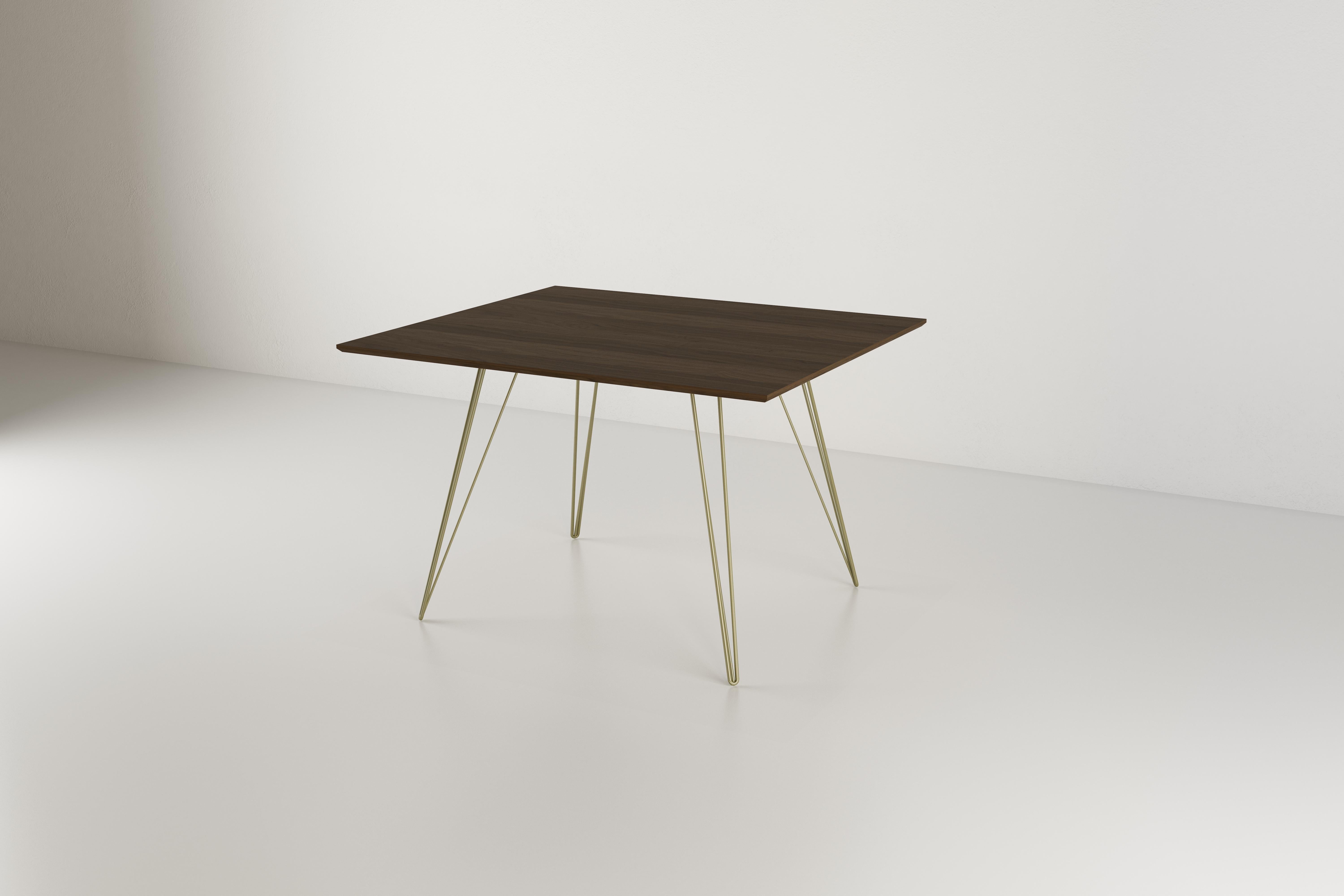 Una mesa fina, elegante y ligera que se puede personalizar con cualquier forma, tamaño y color que se desee. Este artículo artesanal combina a la perfección unas patas de horquilla industriales con una tapa de madera biselada. La belleza irregular
