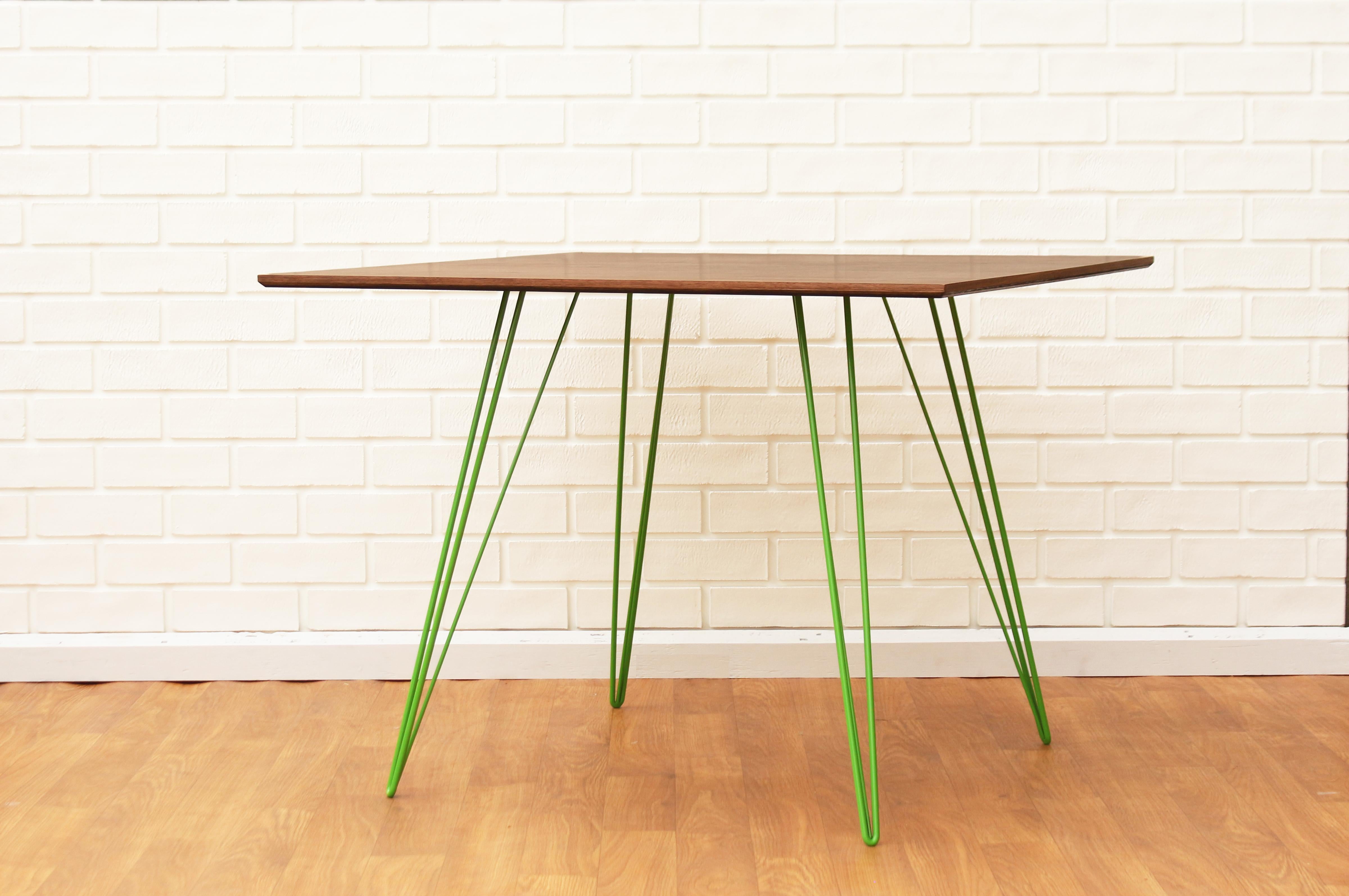 Ein schlanker, eleganter und leichter Tisch, der in Form, Größe und Farbe individuell angepasst werden kann. Dieses handgefertigte Möbelstück ist eine perfekte Kombination aus industriellen Haarnadelbeinen und einer abgeschrägten Holzplatte. Die