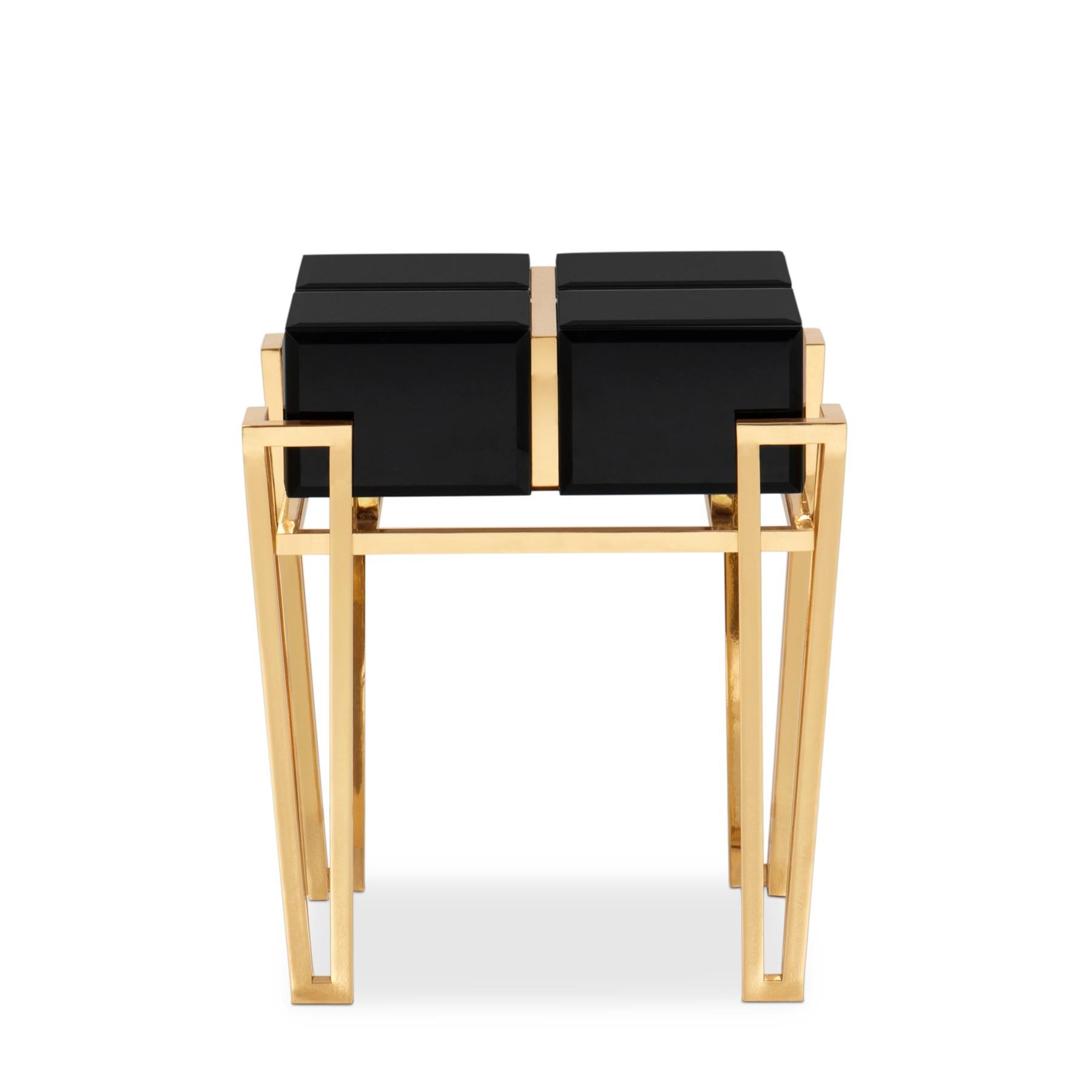 Side table Williams with solid brass structure in polished
brass, with wooden body covered with blackened glass top.
   