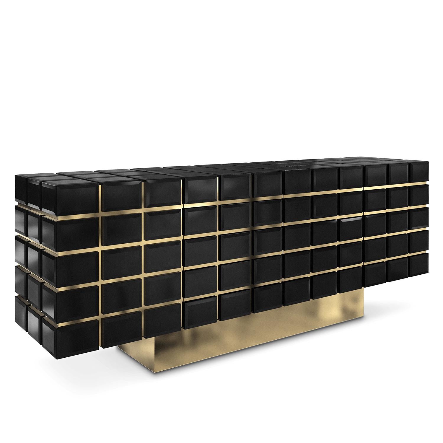 Sideboard Williams with solid wood structure with squares black
glass parts, with solid brass body in polished finish.
With 4 doors, inside made in black mirror glass, each including 2
black glass shelves and a drawer in walnut root veneer