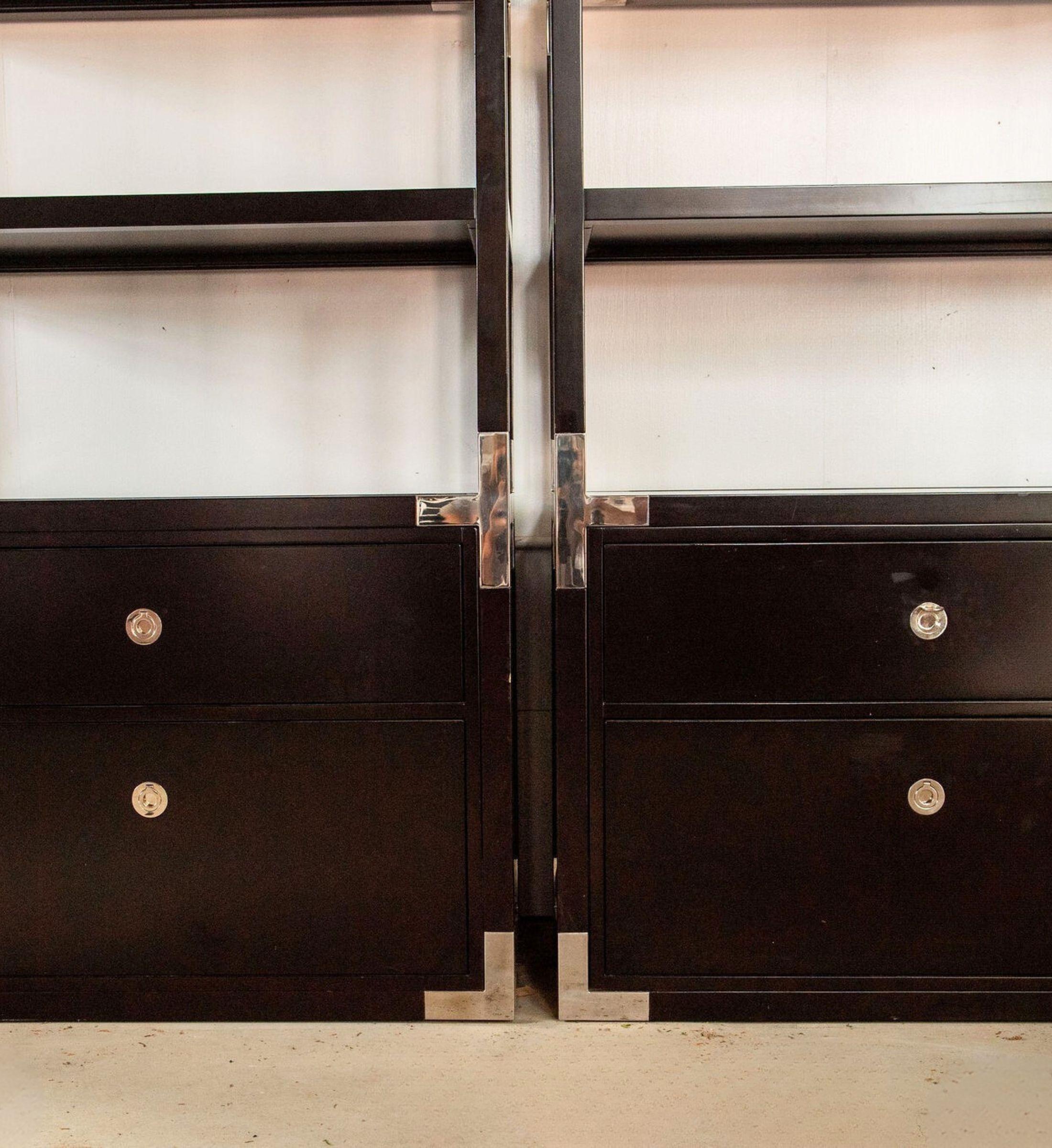 Williams Sonoma Home Schwarz lackierte Bücherregale mit Nickel-Beschlägen (amerikanisch) im Angebot