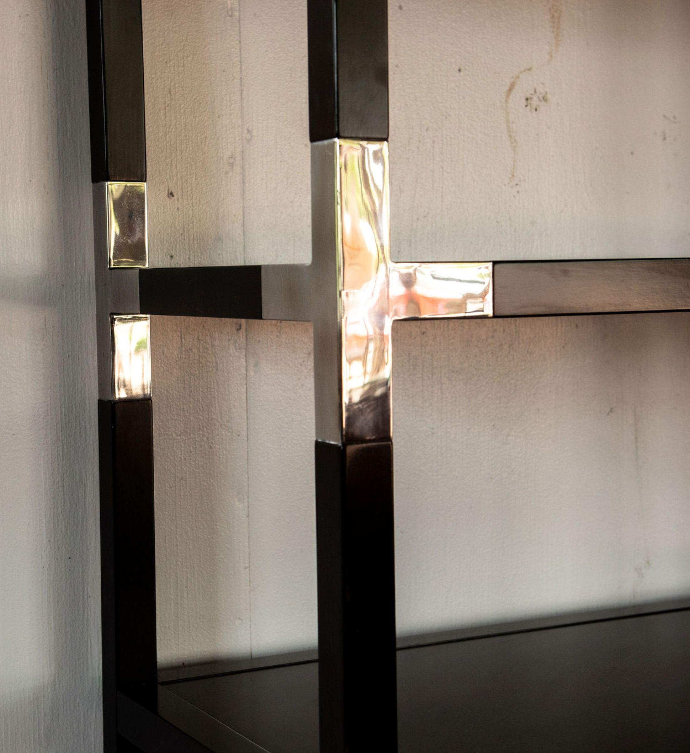 Williams Sonoma Home Schwarz lackierte Bücherregale mit Nickel-Beschlägen (Lackiert) im Angebot