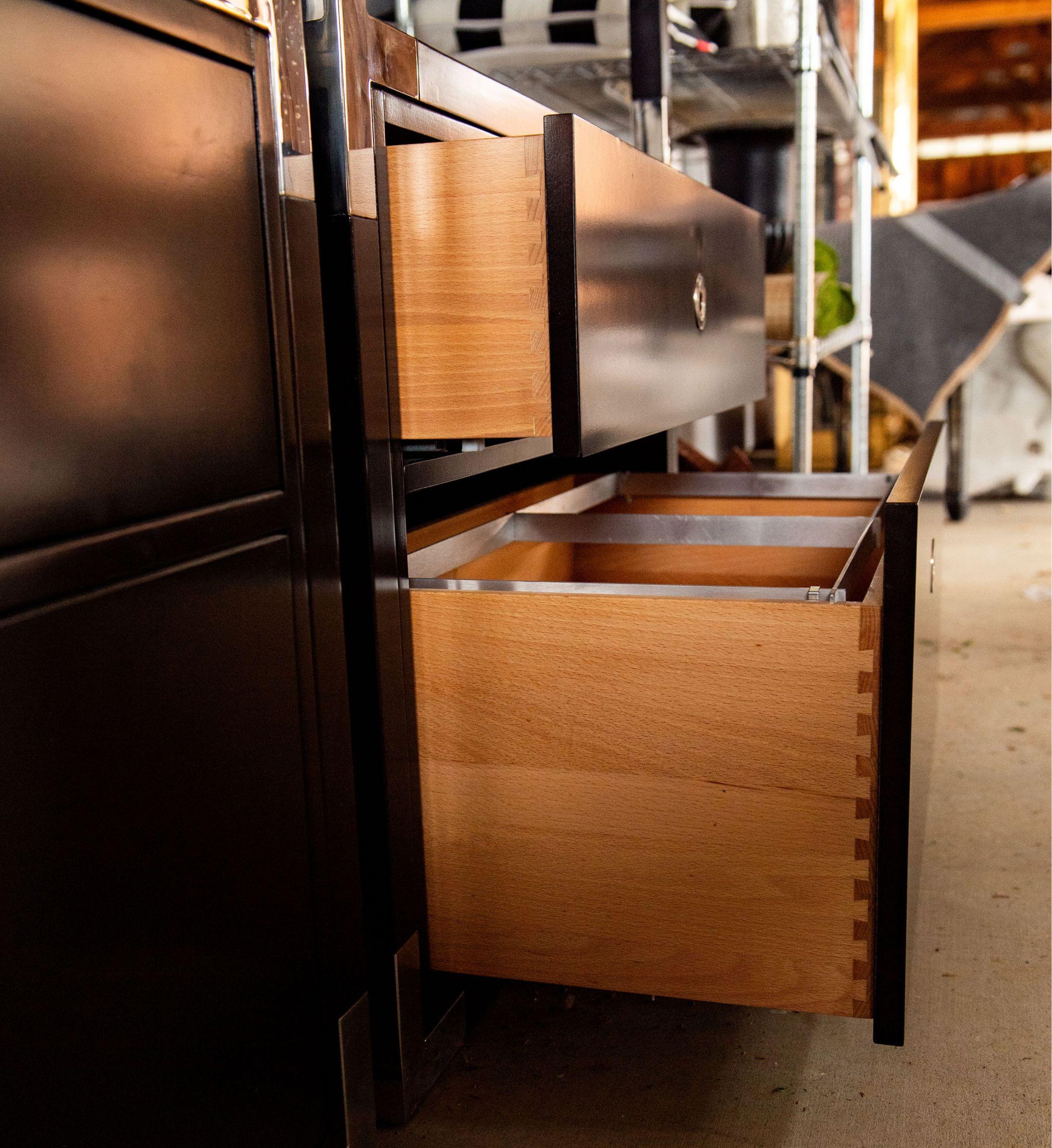 Williams Sonoma Home Schwarz lackierte Bücherregale mit Nickel-Beschlägen im Zustand „Gut“ im Angebot in Wichita, KS