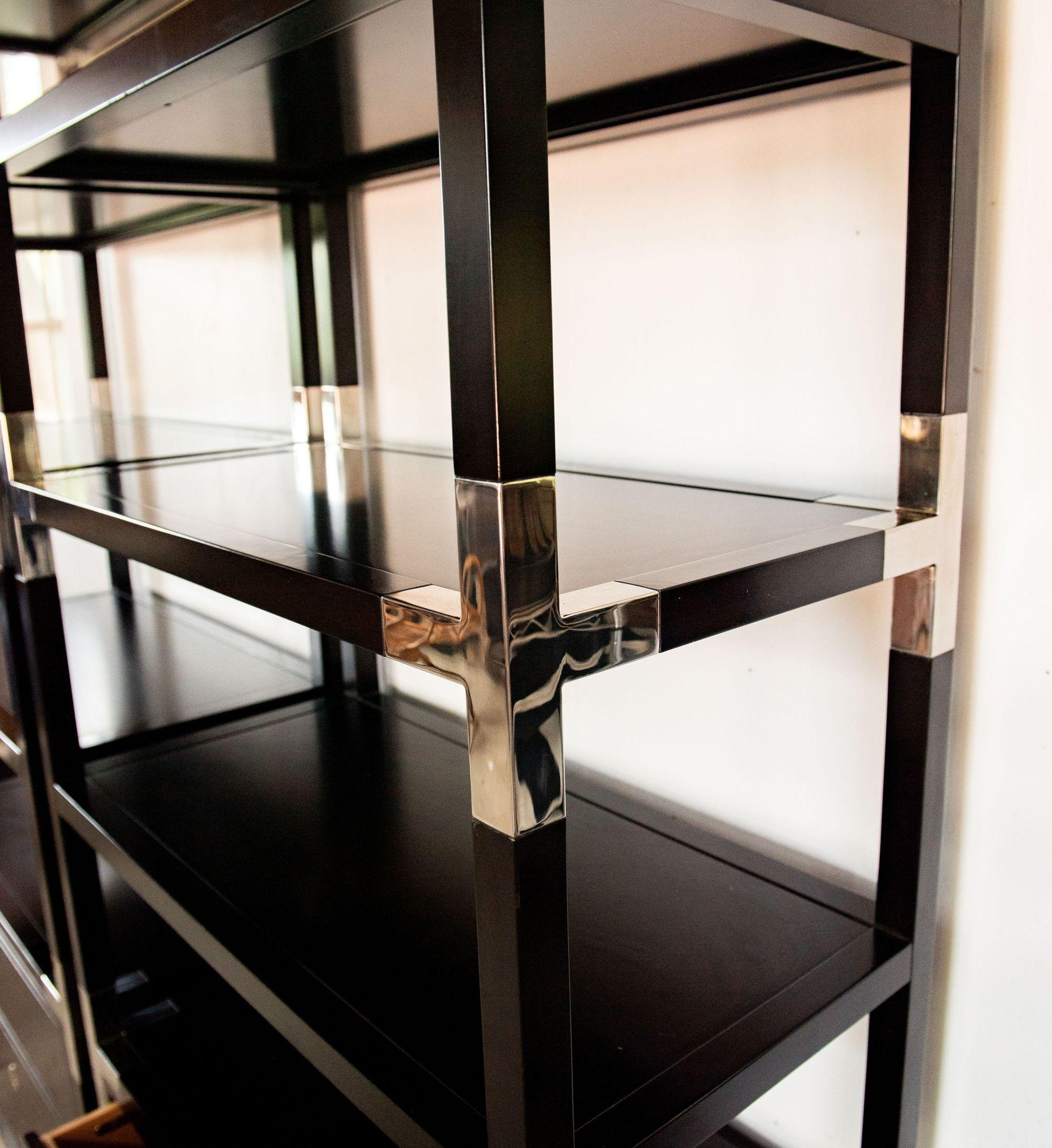 Williams Sonoma Home Schwarz lackierte Bücherregale mit Nickel-Beschlägen (21. Jahrhundert und zeitgenössisch) im Angebot