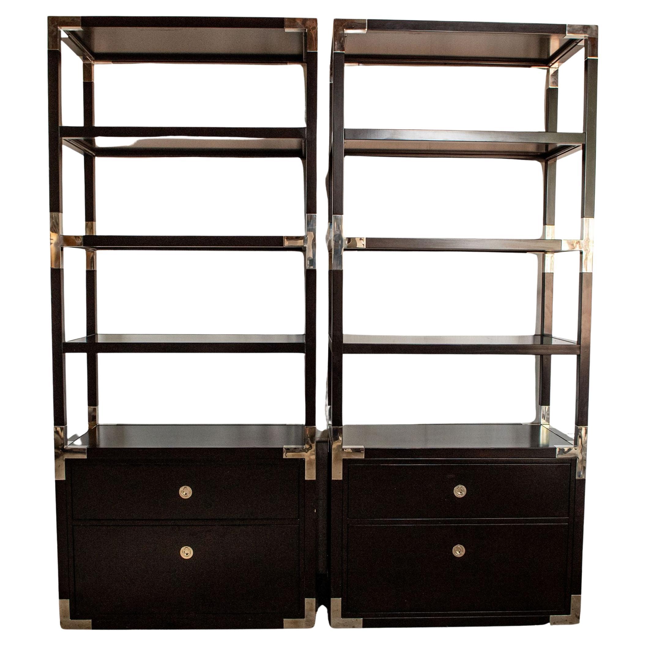 Williams Sonoma Home Schwarz lackierte Bücherregale mit Nickel-Beschlägen im Angebot