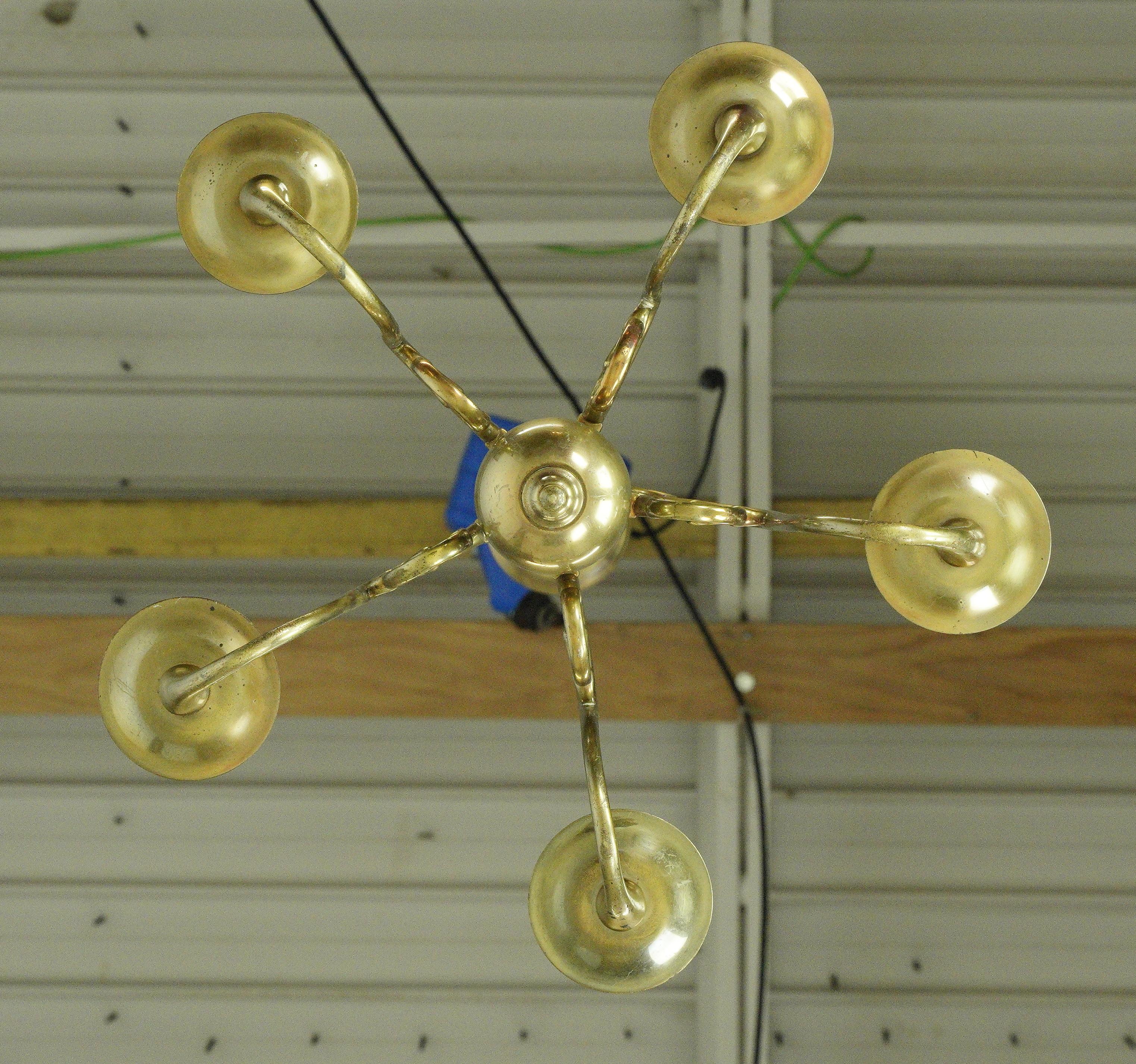 Lampadario Williamsburg a 5 bracci con finitura in ottone antico in vendita 9