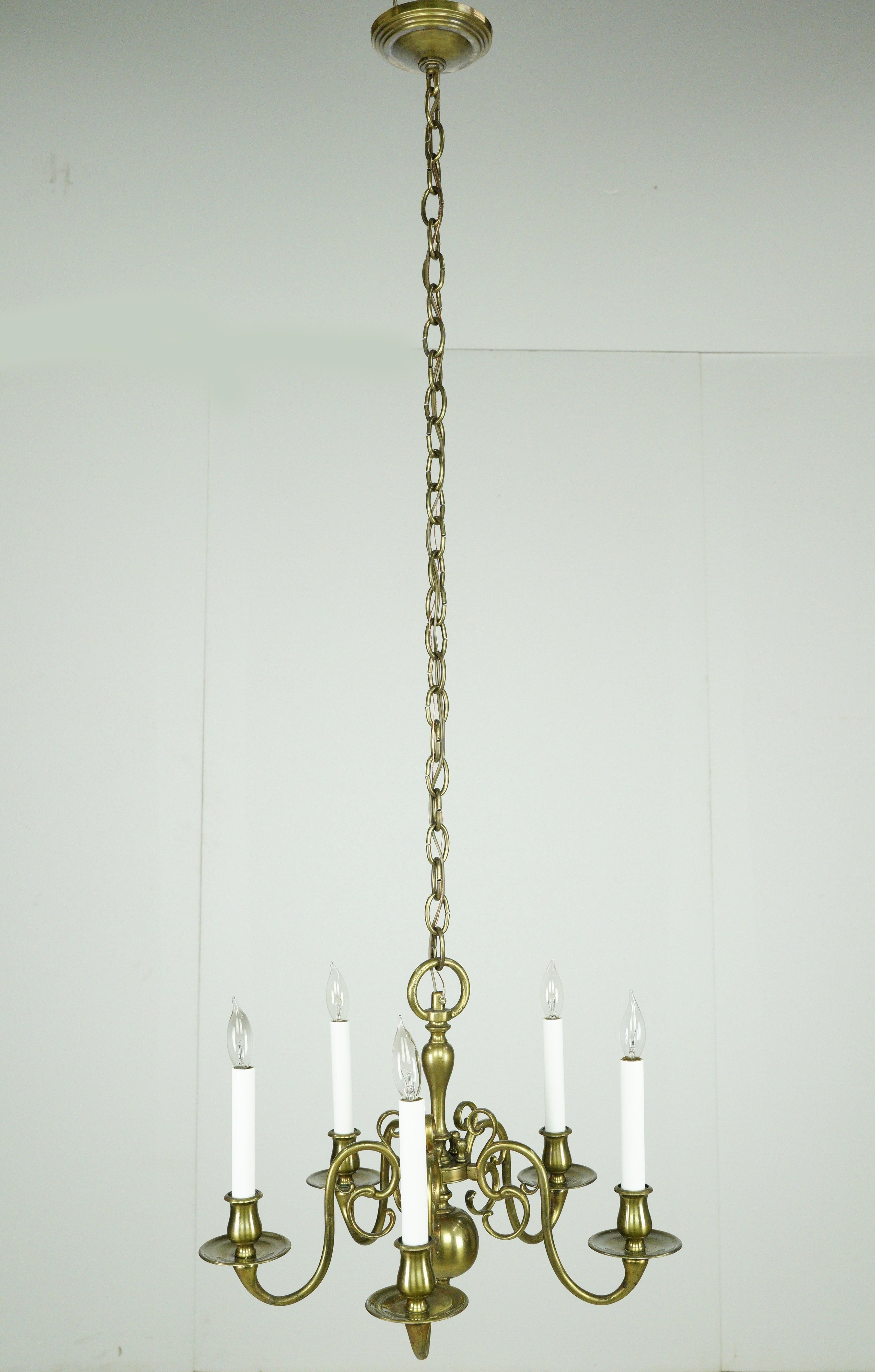 Questo lampadario presenta una finitura in ottone antico che aggiunge un tocco di fascino vintage a qualsiasi ambiente. Con i suoi cinque bracci, questo lampadario fornisce un'ampia illuminazione pur mantenendo un senso di design tradizionale. La