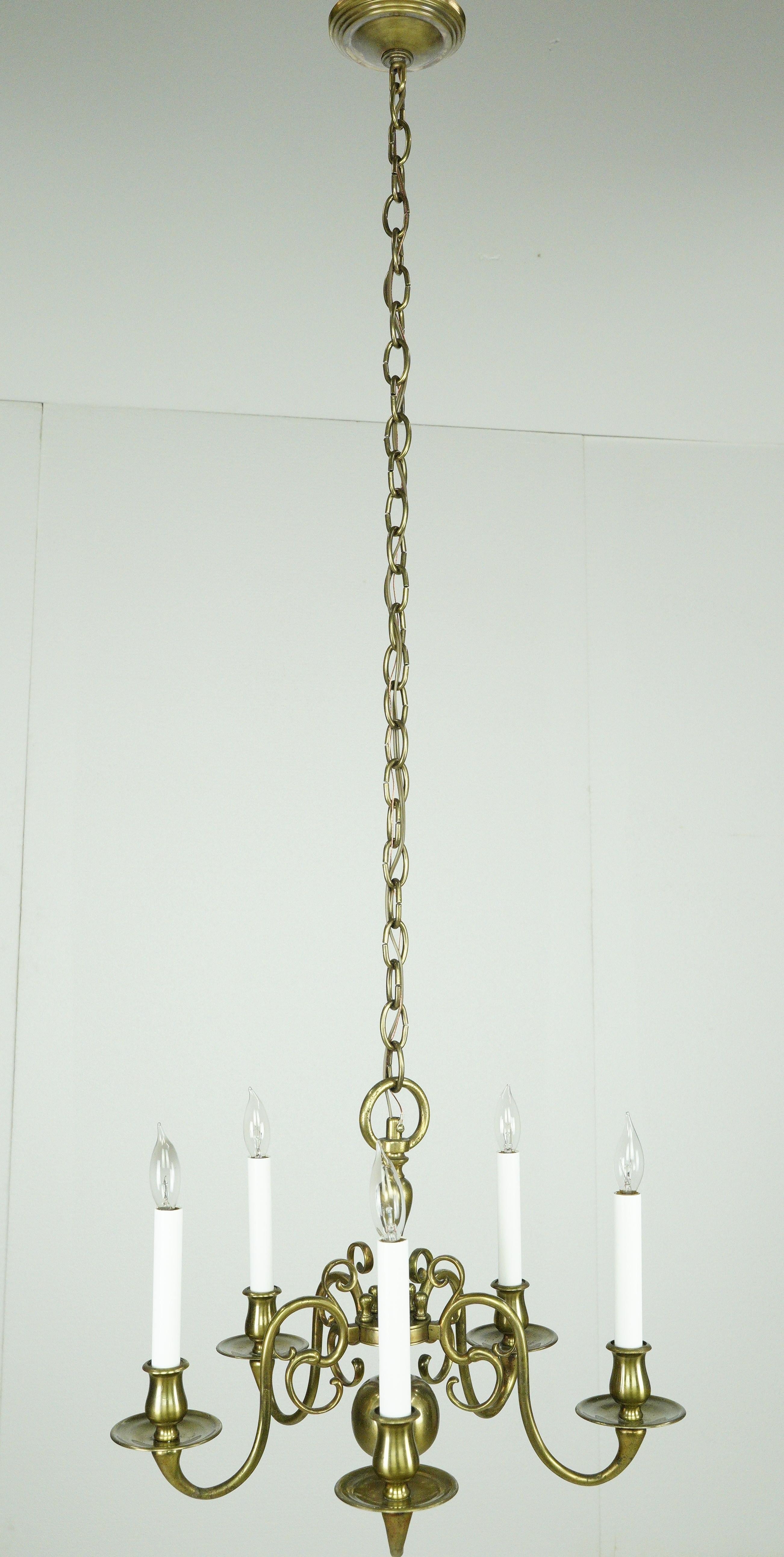 Lampadario Williamsburg a 5 bracci con finitura in ottone antico In condizioni buone in vendita a New York, NY