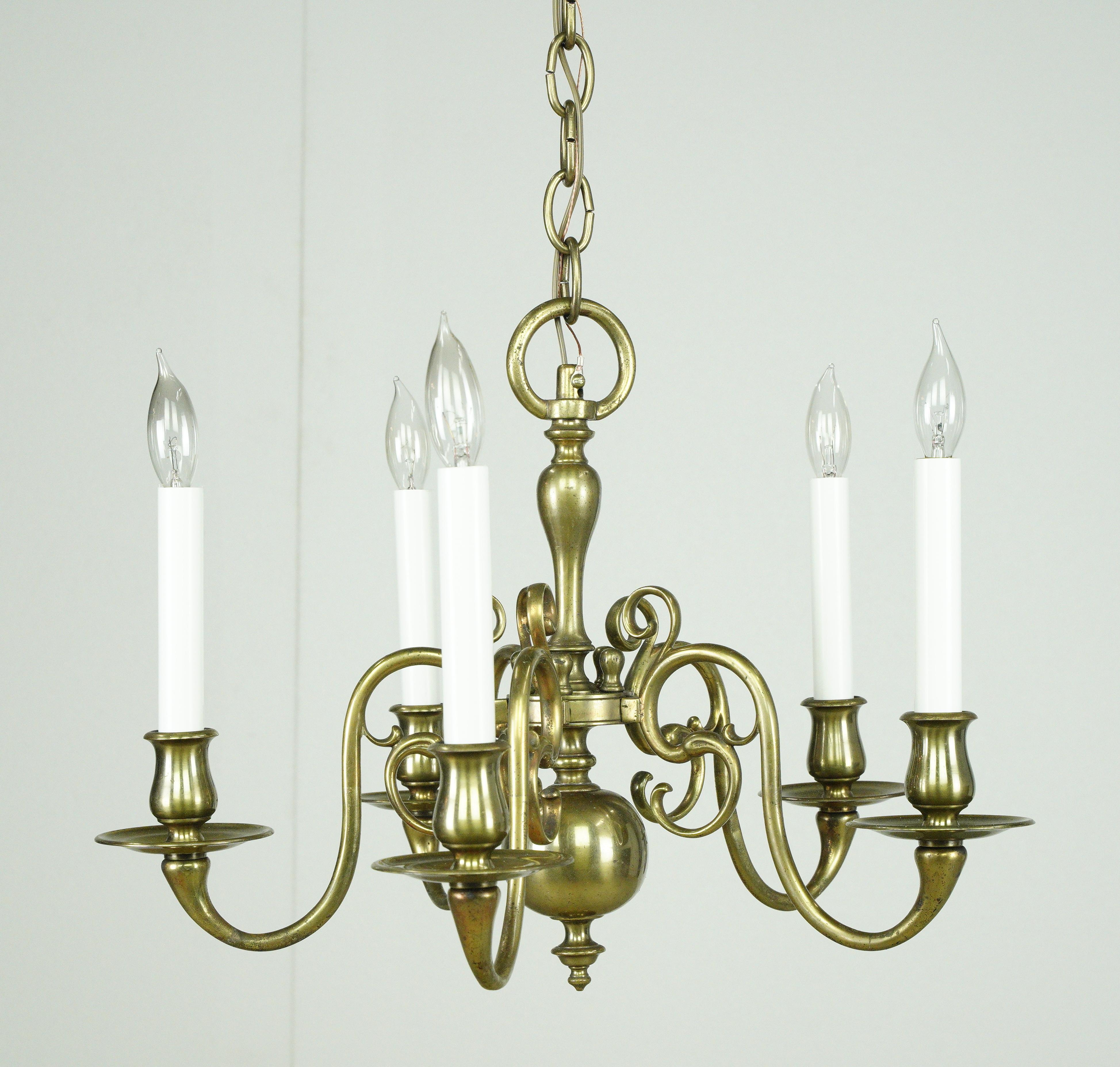 XX secolo Lampadario Williamsburg a 5 bracci con finitura in ottone antico in vendita
