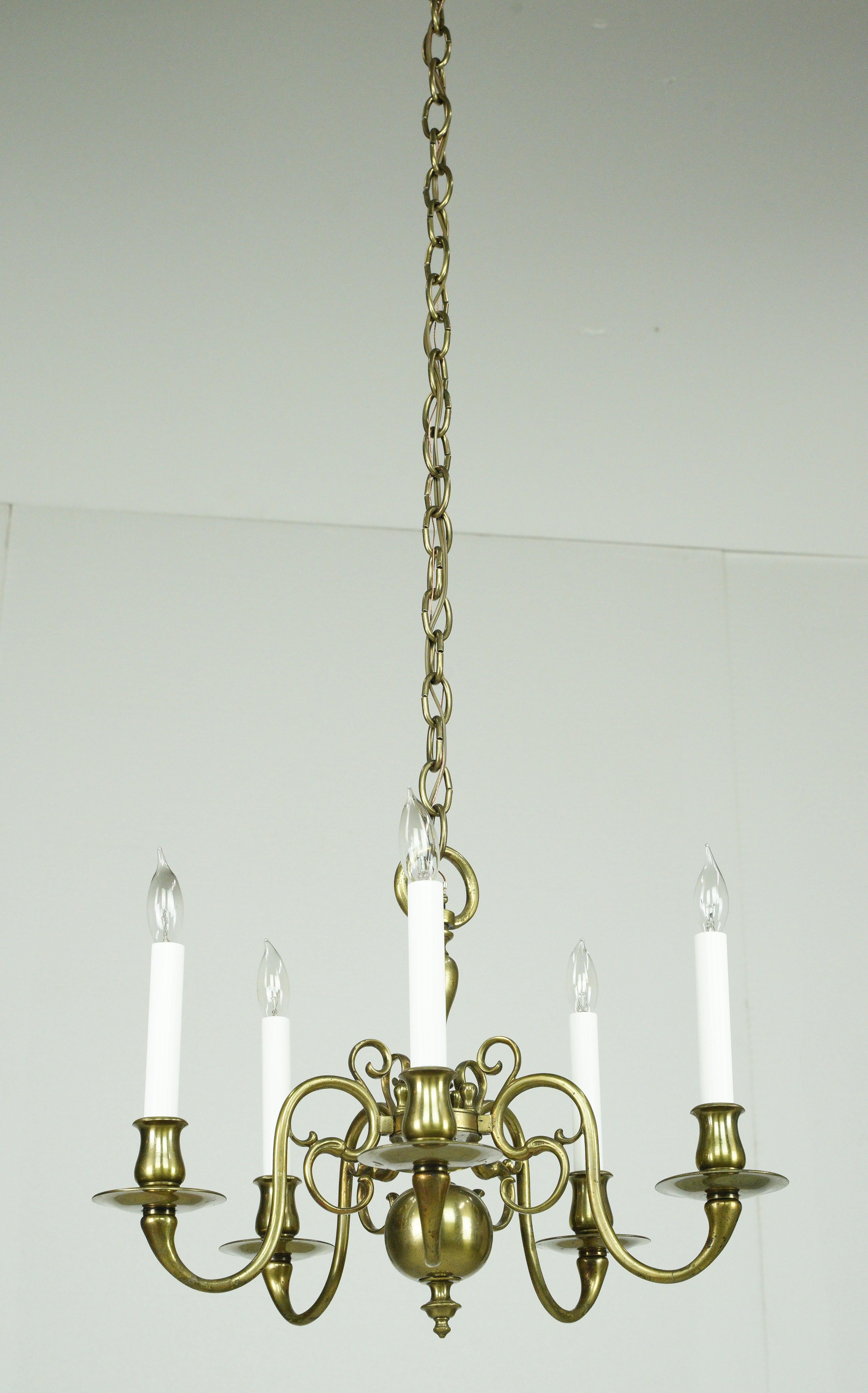 Ottone Lampadario Williamsburg a 5 bracci con finitura in ottone antico in vendita
