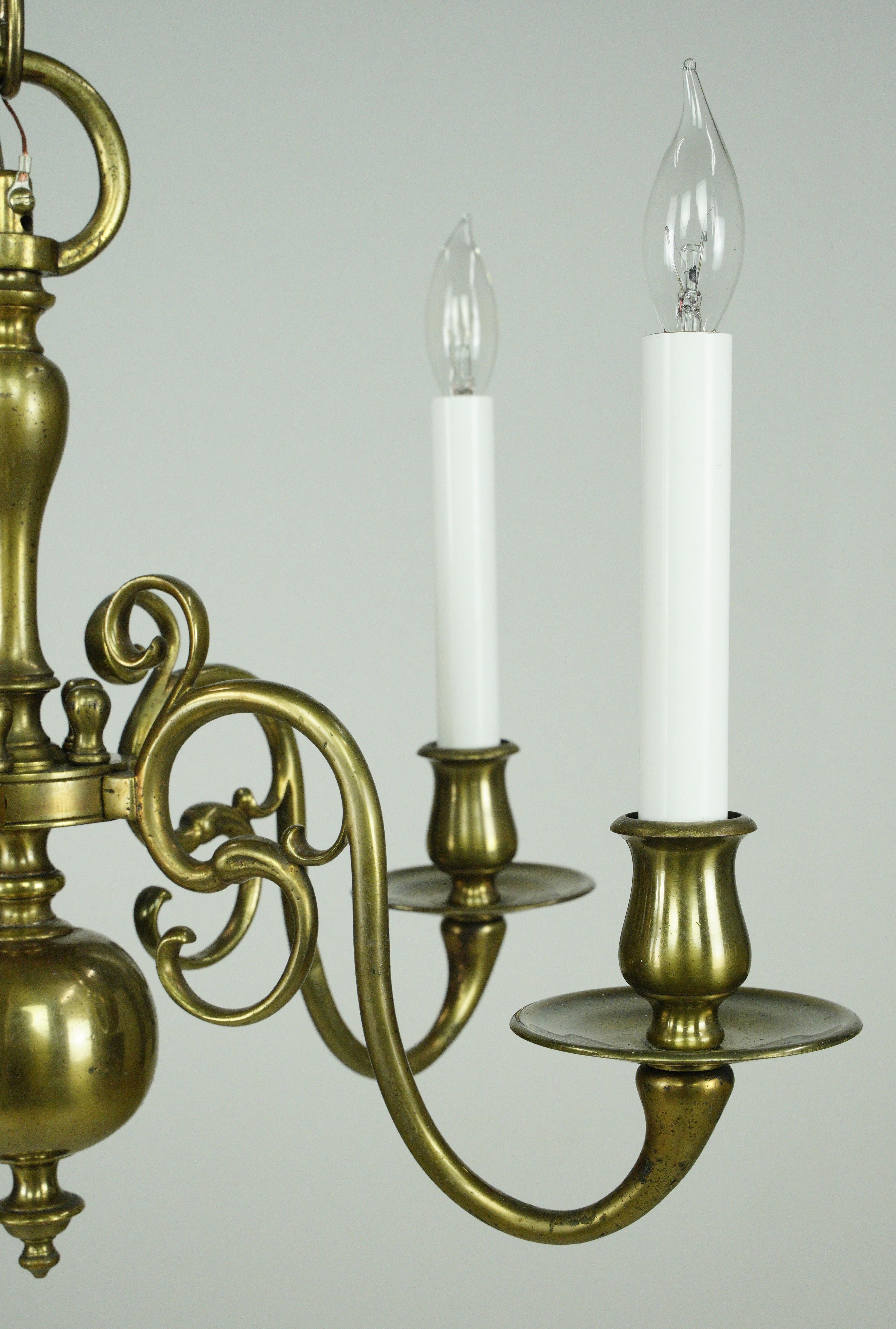 Lampadario Williamsburg a 5 bracci con finitura in ottone antico in vendita 3