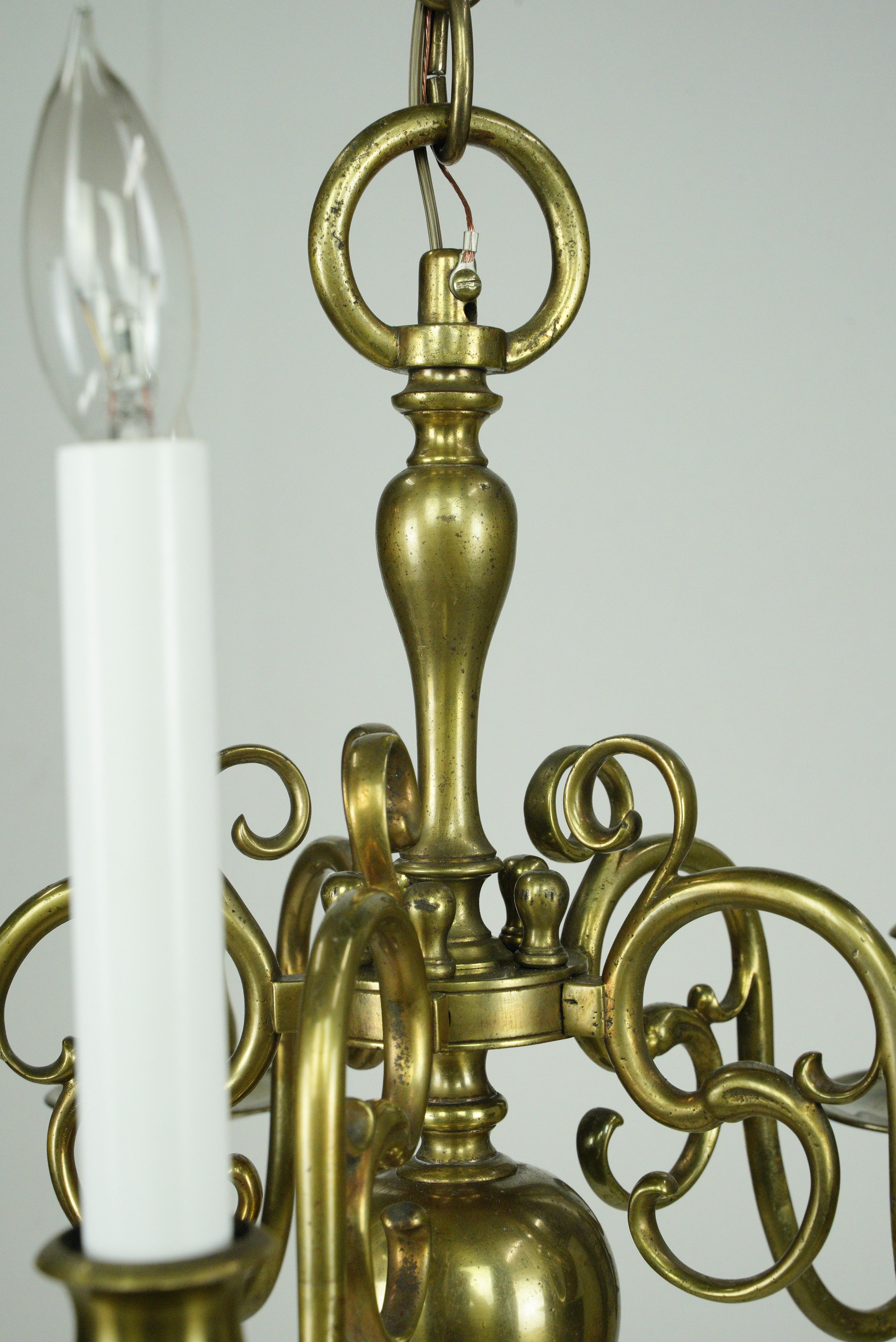 Lampadario Williamsburg a 5 bracci con finitura in ottone antico in vendita 4