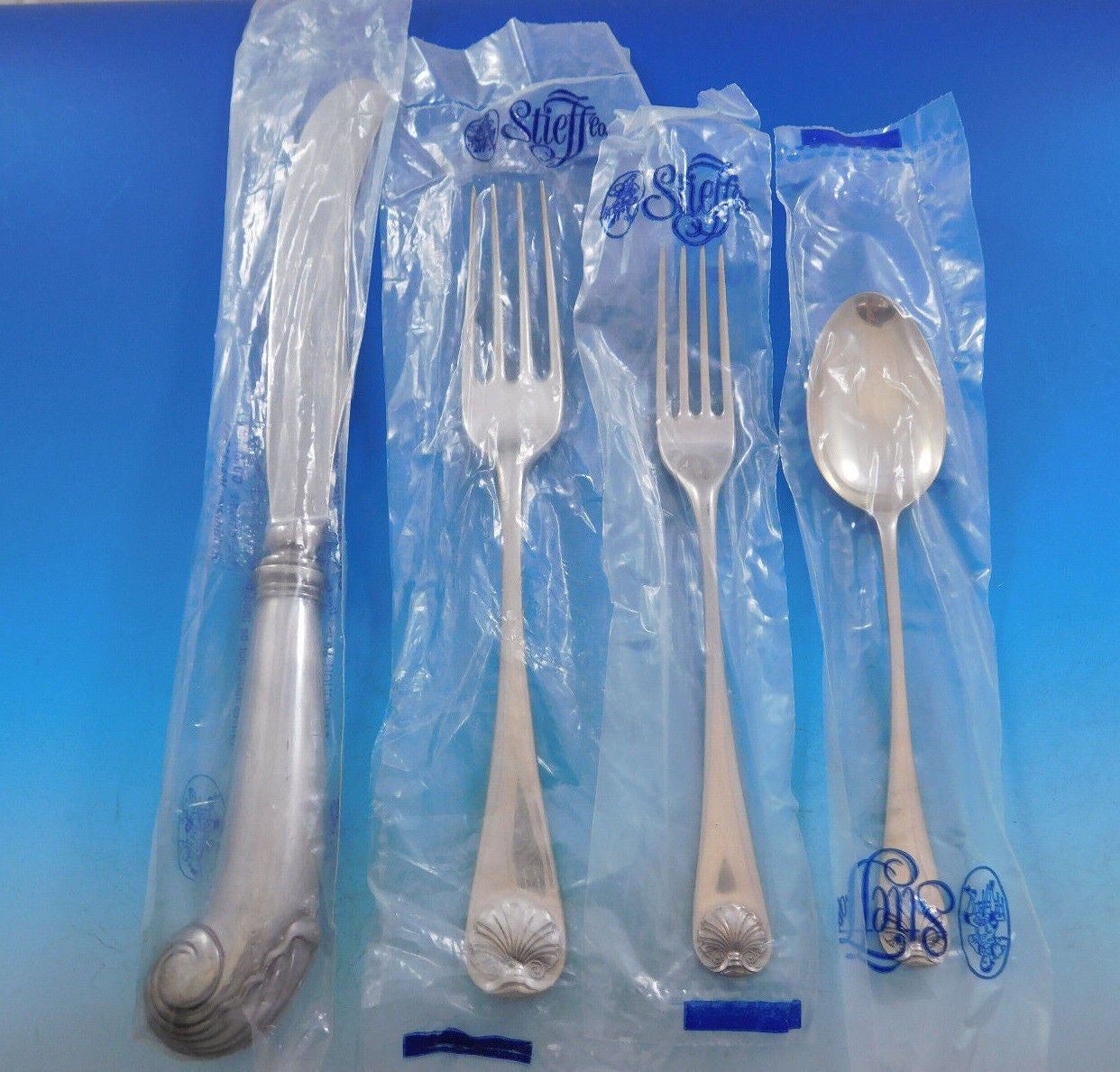 Large & heavy Williamsburg Shell by Stieff sterling silver dinnerR flatware set - 51 Pieces. With wonderful pistol-grip handles! This set appears virtually unused! This set includes:


12 dinner knives, 9 3/4