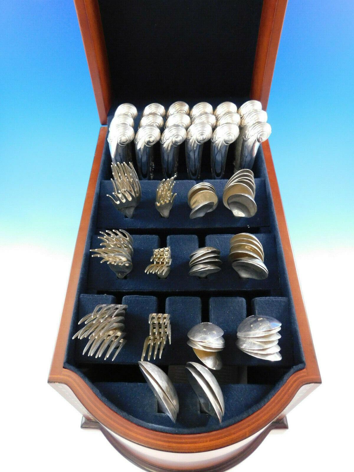 Gorgeous Williamsburg shell by Stieff dinner size sterling silver flatware set, 94 pieces. This set includes:

The popular Williamsburg Shell pattern is best known for its substantial pistol-grip knife, and the classic colonial shell design on the