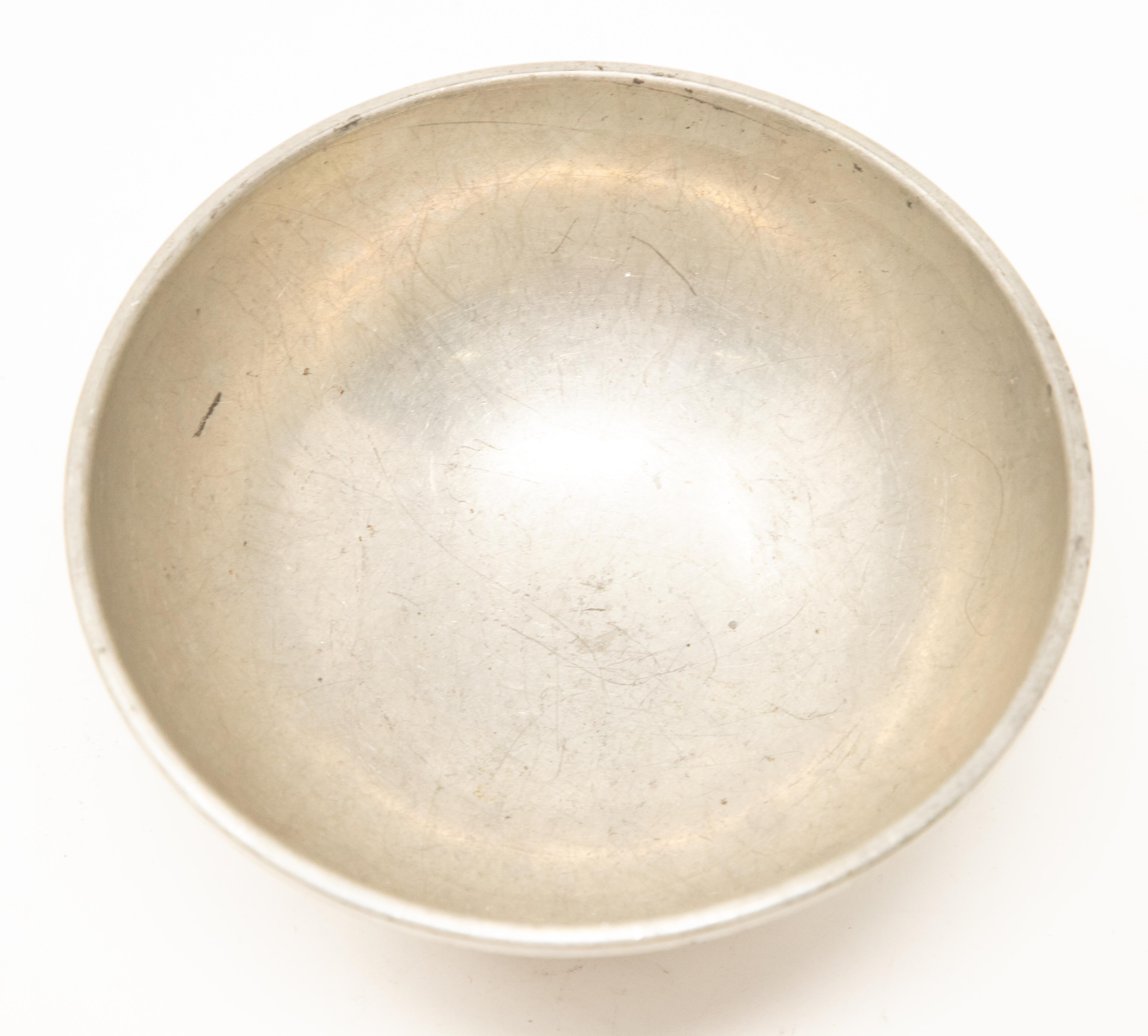 Offering this Stieff Williamsburg pewter bowl. Starting on a simple plinth base and rises to a rimmed bowl. The bottom of the piece is marked, Williamsburg, Stieff Pewter, CW 10-6.