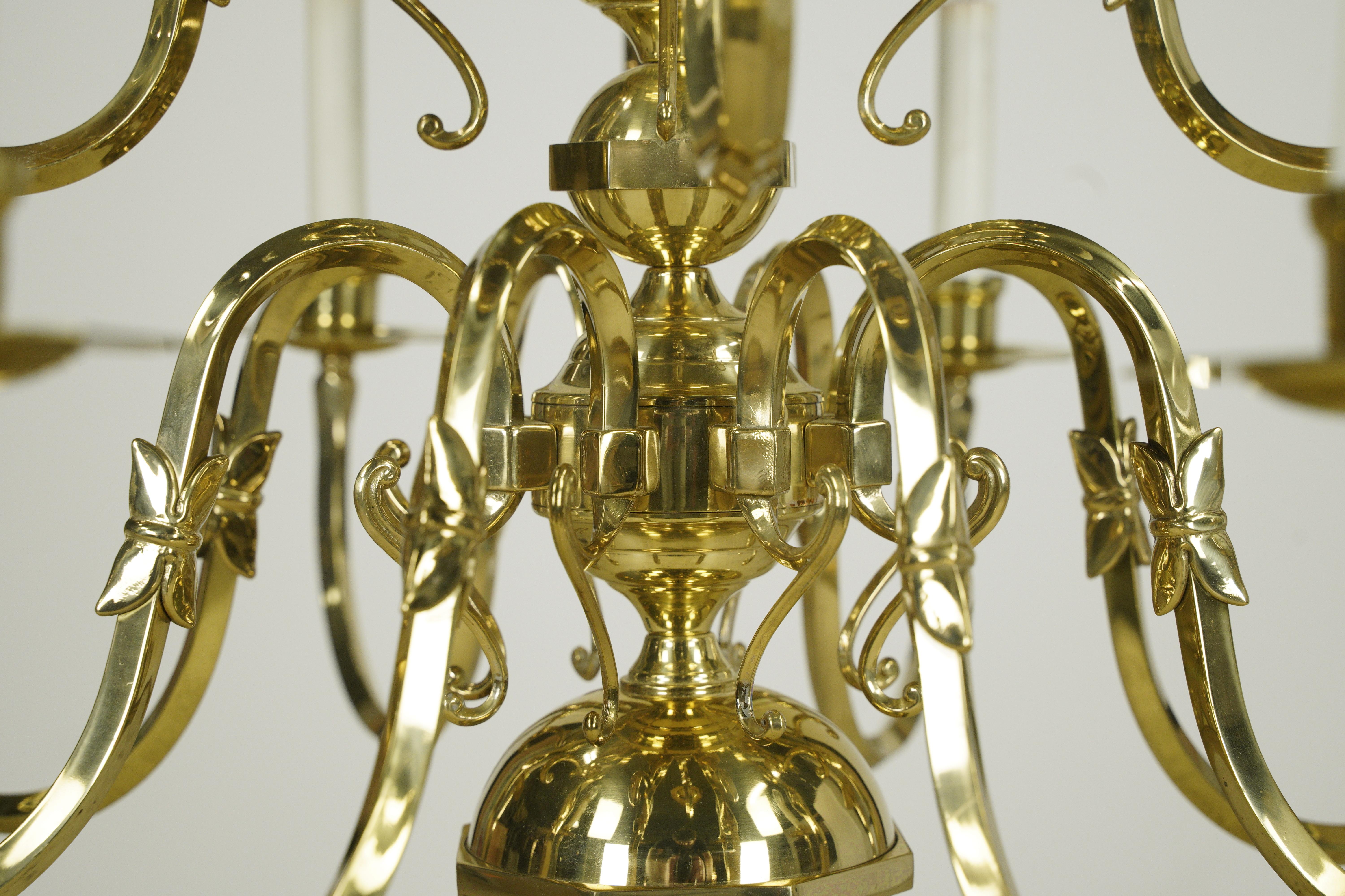 Ottone Lampadario Williamsburg a due livelli e 12 bracci in ottone lucido in vendita