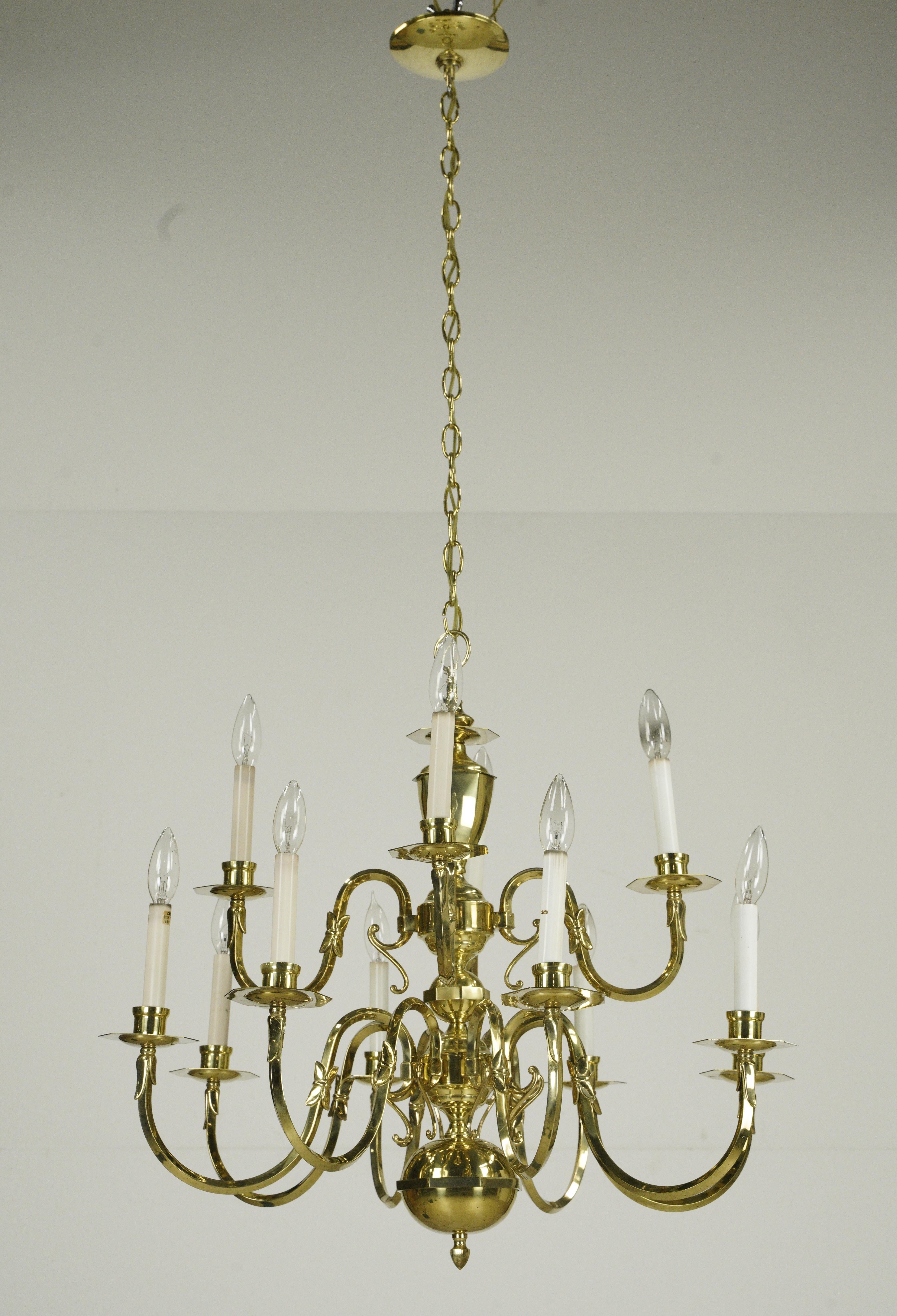 Lampadario Williamsburg a due livelli e 12 bracci in ottone lucido in vendita 1