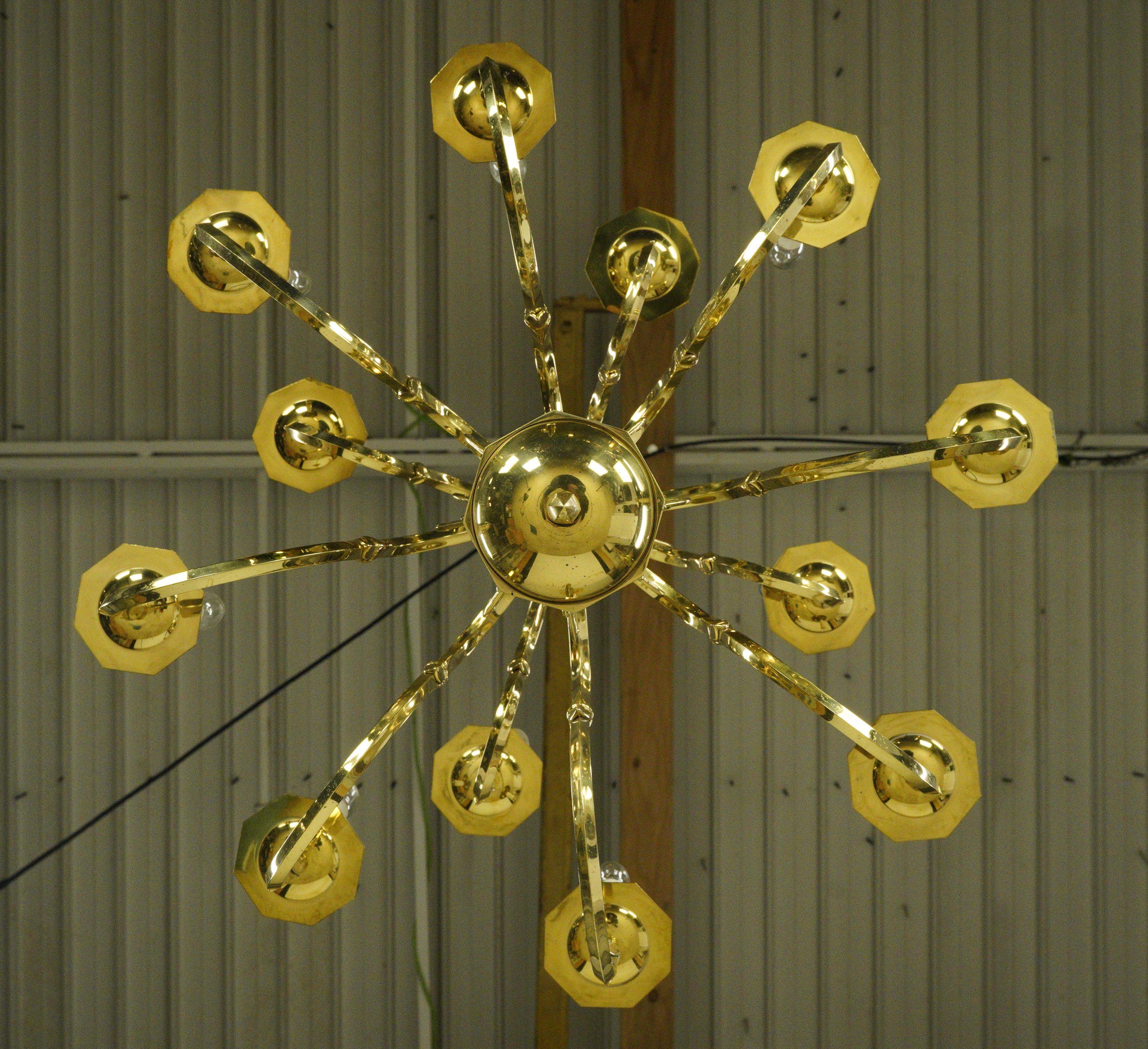 Lampadario Williamsburg a due livelli e 12 bracci in ottone lucido in vendita 2