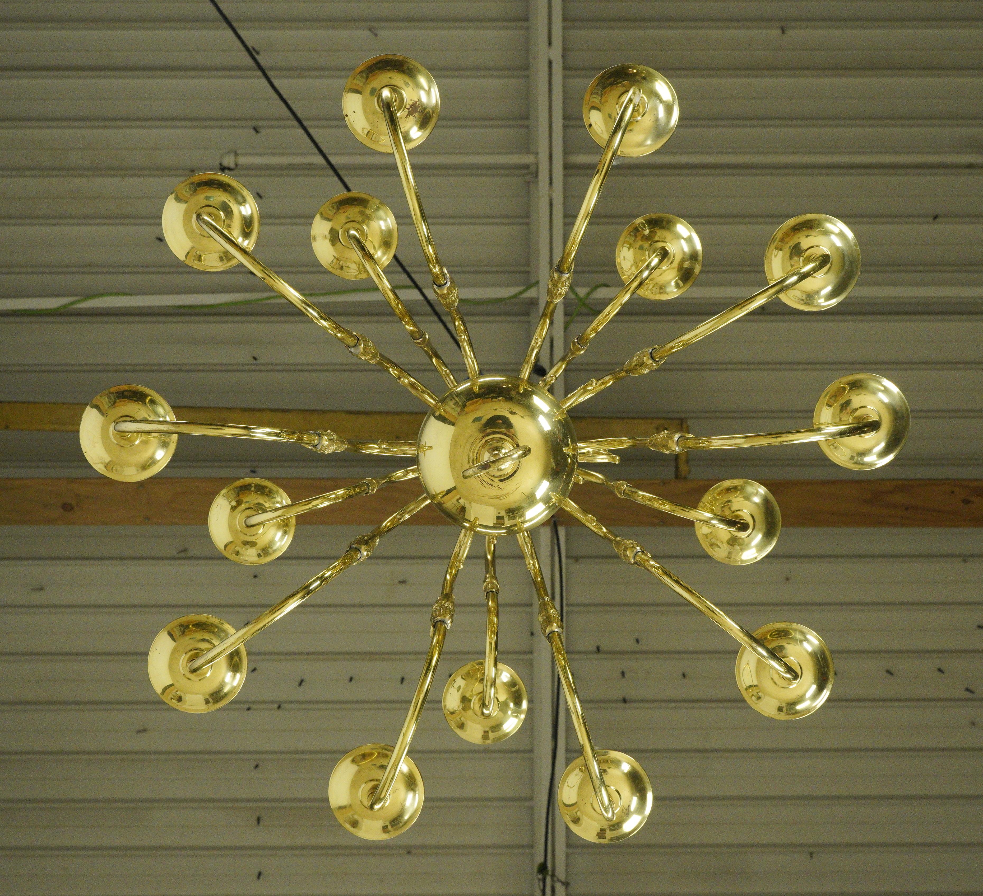 Lampadario Williamsburg a due piani e 15 bracci in ottone lucido in vendita 5