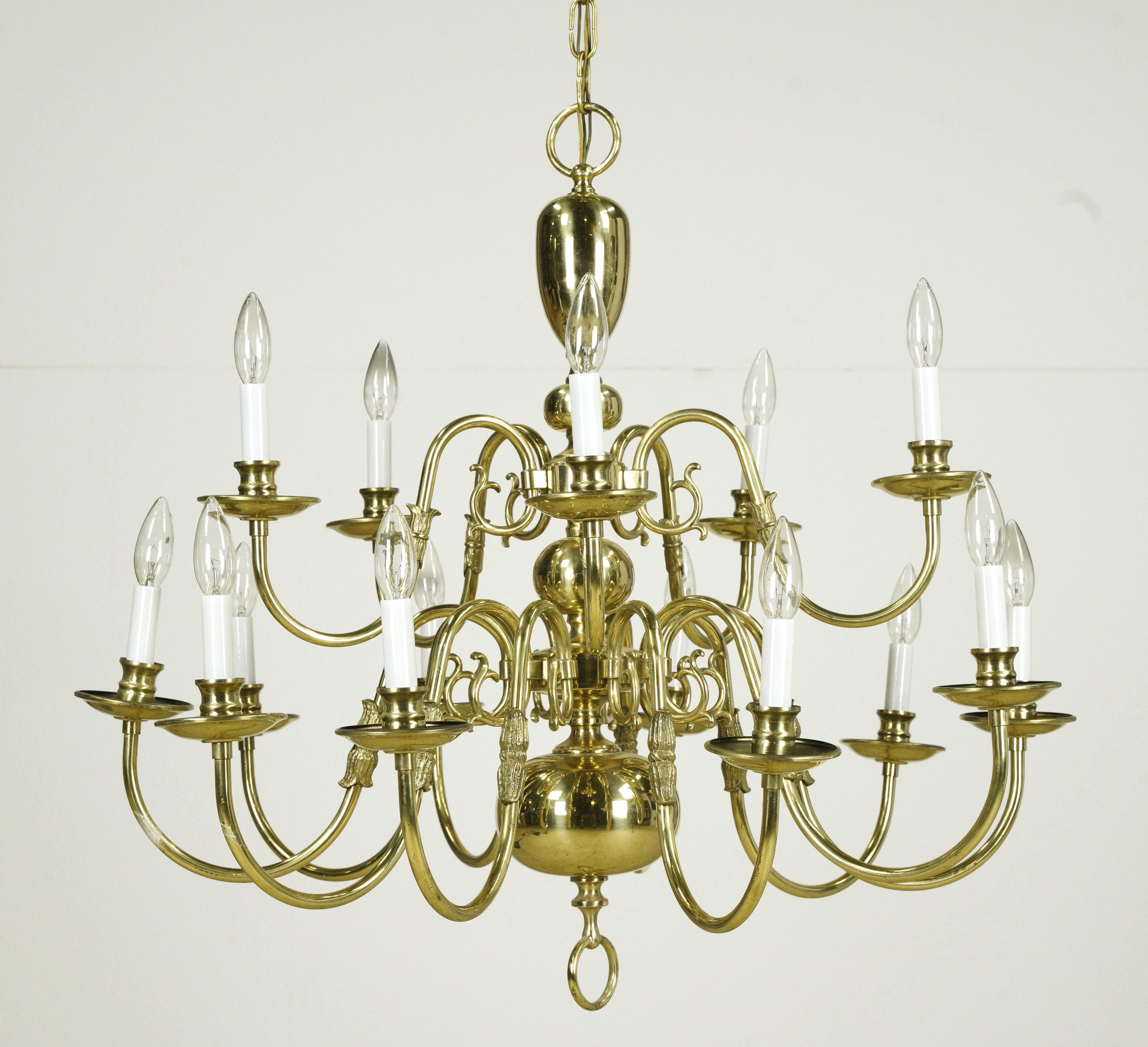 Lucidato Lampadario Williamsburg a due piani e 15 bracci in ottone lucido in vendita