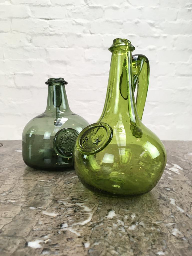 Williamsburg VA Jamestown Historical Glass Reproduction Onion Bottles, 1960s In Good Condition In Melbourne, AU