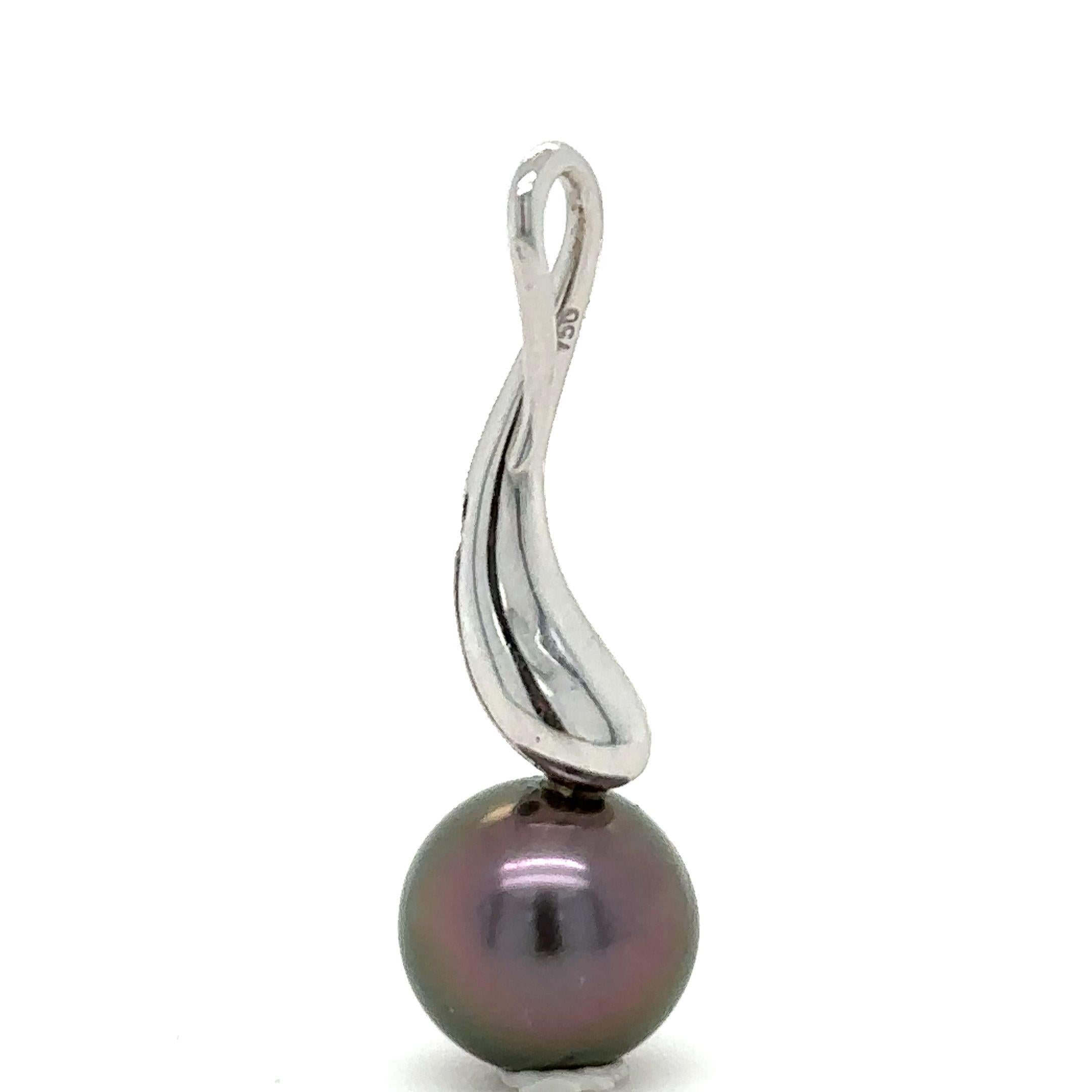 A Willie Creek, Tahitian Pearl and Diamond pendant, made of 18ct White Gold, and weighing 2.87 gm. Stamped: 750. Set with a single round Tahitian pearl.

The setting is pave set with round, brilliant cut Diamonds.

Metal: 18ct White Gold
Carat: