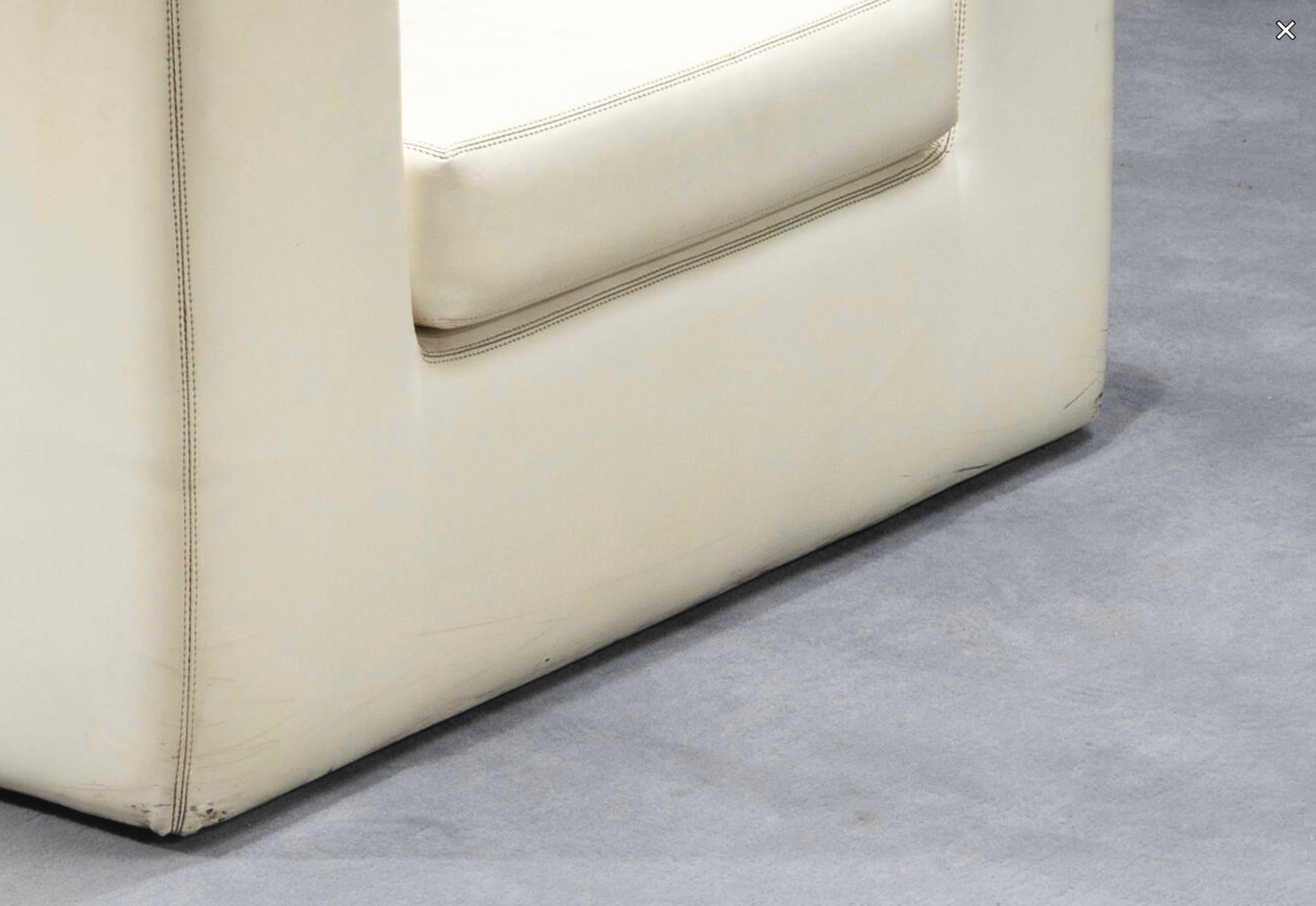 Armchair mod. Throw Away designed by Willie Landels for Zanotta, 1965.
Molded Abs frame, covered in upholstered vinyl leather.
Prod. Zanotta, mid-1960s

Present small defects and some stains

Bibl.: Giuliana Gramigna, 