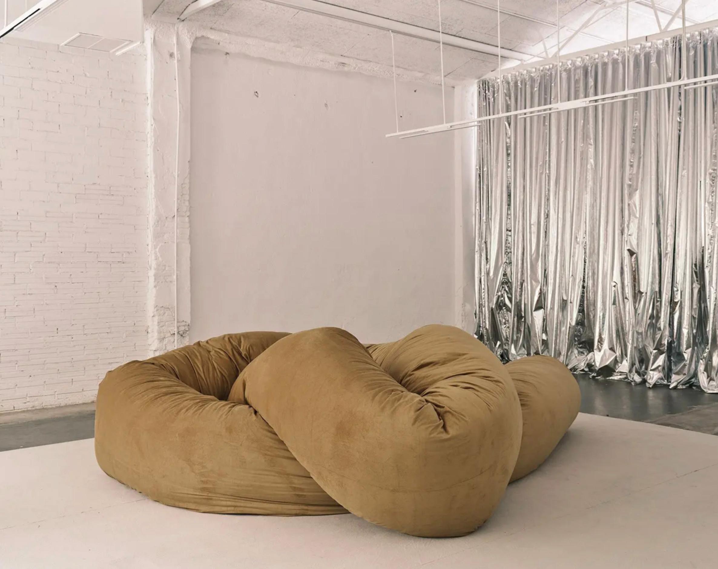 Willo Perron Sausage Sofa für Bd Barcelona 

Das Sausage Sofa ist die neueste Errungenschaft des Designers Willo Perron bei BD. Er wurde erstmals in Zusammenarbeit mit Our Legacy Workshop in einer limitierten Auflage herausgegeben und ist nun in