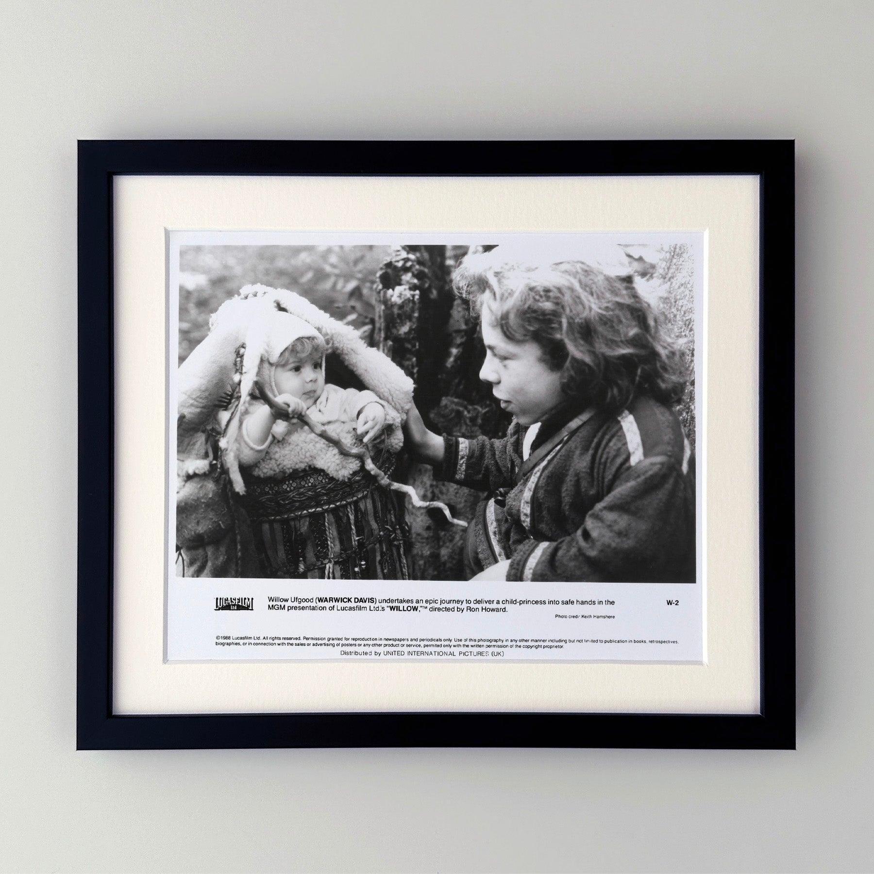 Photo publicitaire originale de 8x10 inches pour Willow (1988) avec Val Kilmer, Joanne Whalley et Warwick Davis et réalisé par Ron Howard.

Les photos de publicité (film/production) ont été créées pour aider les studios à promouvoir leurs nouveaux