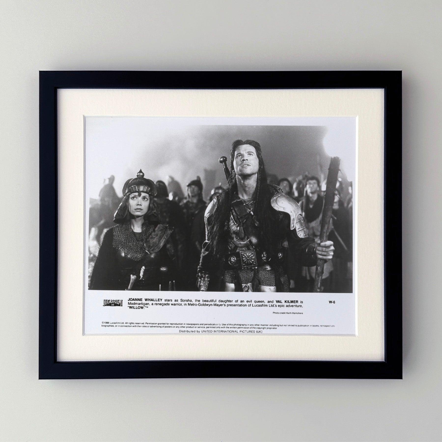 Fotogramma pubblicitario originale 8x10 pollici per Willow (1988) con Val Kilmer, Joann Whalley e Ron Davis e diretto da Howard.

Le foto pubblicitarie (film/produzione) sono state create per aiutare gli studios a promuovere i loro nuovi film. Le